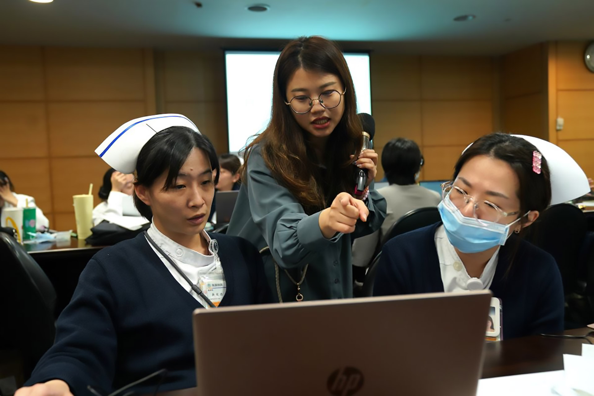 蔡青樺顧問(中)在實作與討論環節中幫助學員們解決設計APP時遇到的問題。
