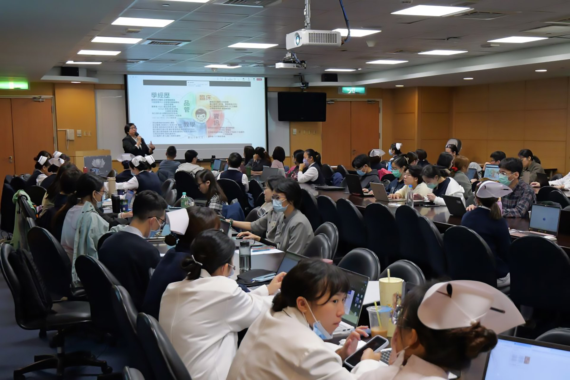 醫務部智慧醫療創新中心朱家慧高級專員表示,工作坊的課程重點在於提升學員們的資訊能力,提高醫院整體的解決問題能力、優化臨床作業流程。