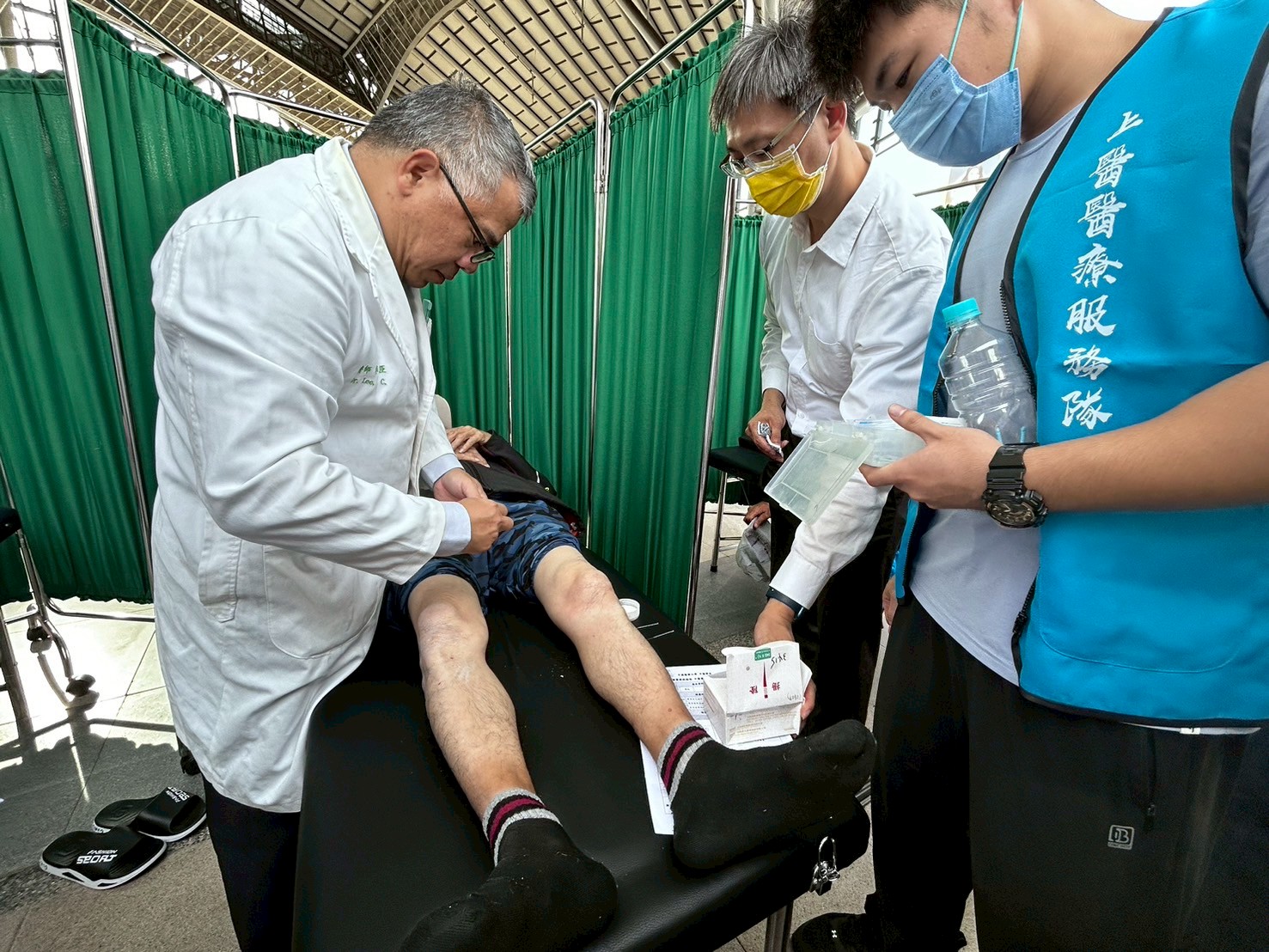 中國醫藥大學團隊為街友針灸