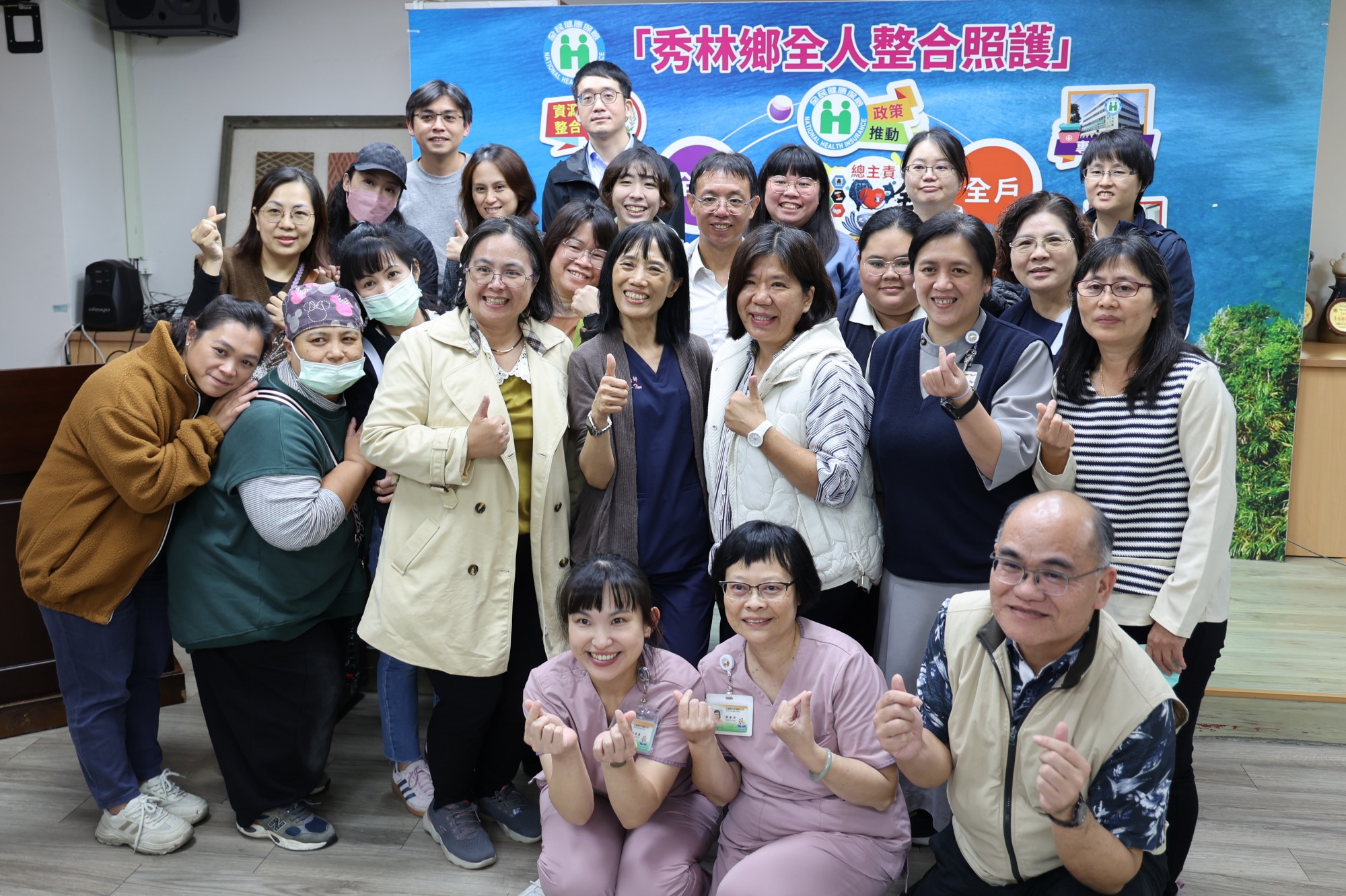 一行人到秀林鄉衛生所參訪,由田惠文主任分享以「五全照護全人、全家、全程、全隊、全社區」為核心的偏鄉推動模式。