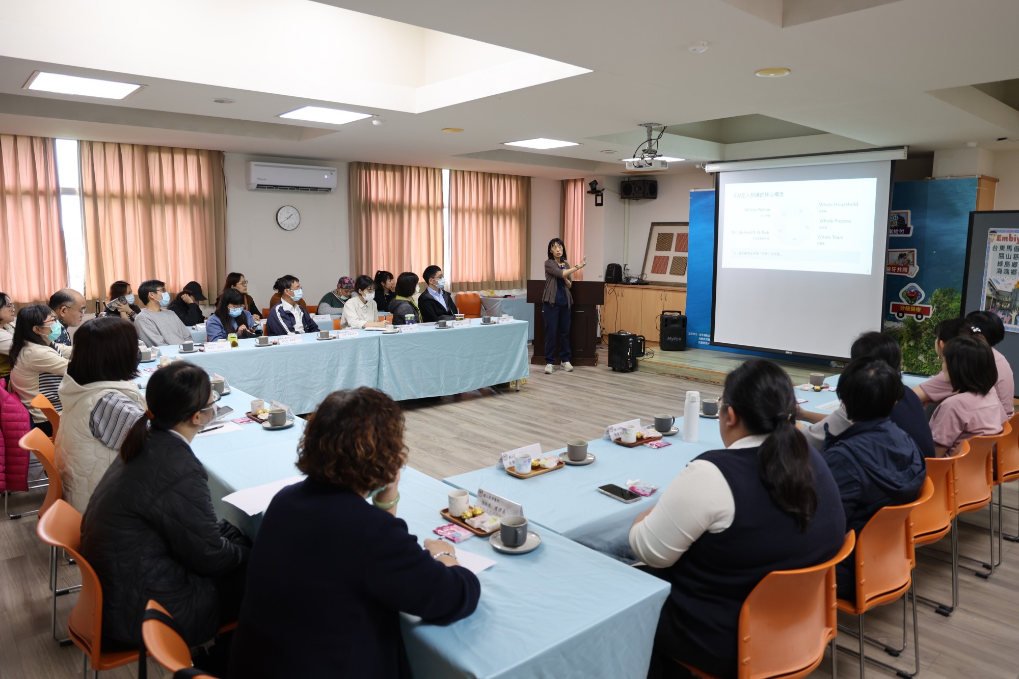 一行人到秀林鄉衛生所參訪,由田惠文主任分享以「五全照護全人、全家、全程、全隊、全社區」為核心的偏鄉推動模式。