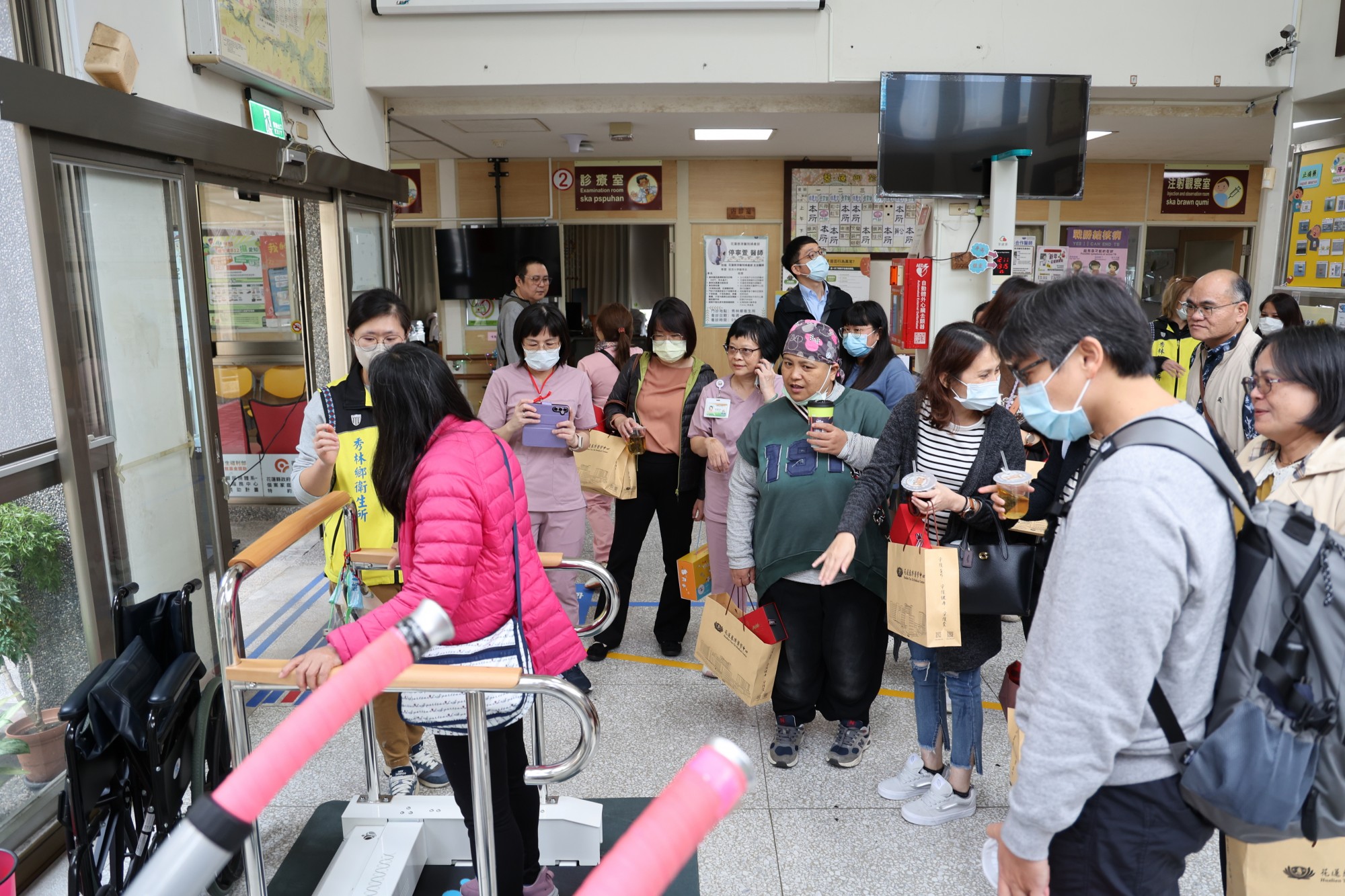 下午一行人到秀林鄉衛生所參訪,由田惠文主任分享以「五全照護全人、全家、全程、全隊、全社區」為核心的偏鄉推動模式。