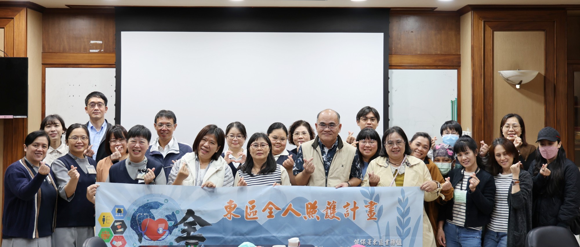 台東醫療院所在12月11日來到花蓮慈濟醫院與秀林鄉衛生所進行參訪,藉由花東全人轉型交流會,實地了解全人照護在醫療院所與偏鄉社區的落實模式,提前布局為建立整合照護模式做準備。