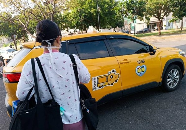 奇美佳里居護所團隊搭乘小黃公車執行居家醫療服務