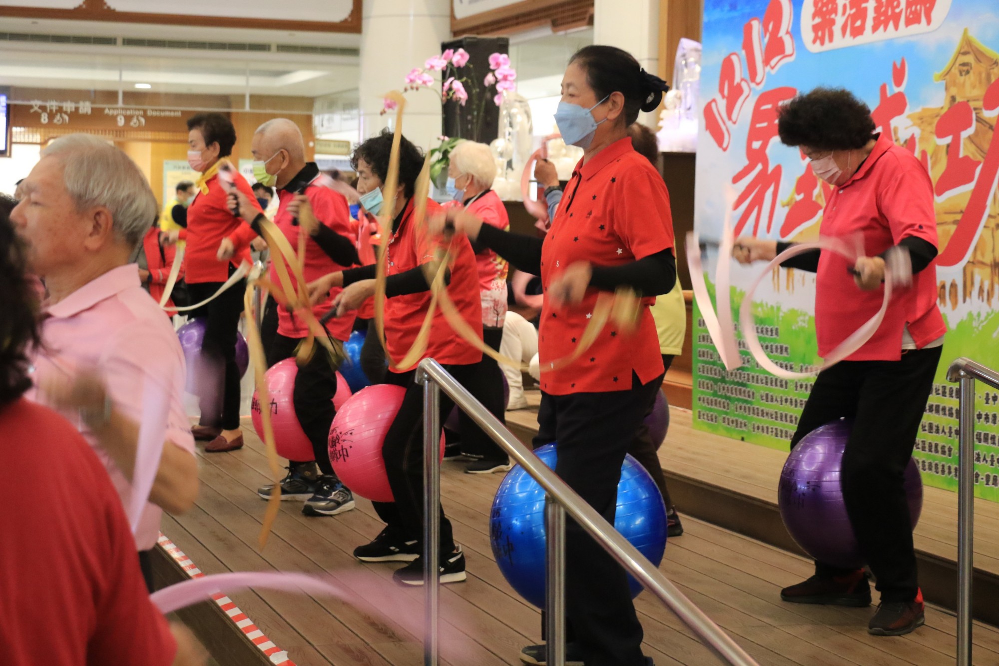各社區推派80歲以上長輩代表參加肌力挑戰,手持電子跳繩並以雙腿夾住瑜珈球,考驗肌力與協調性。