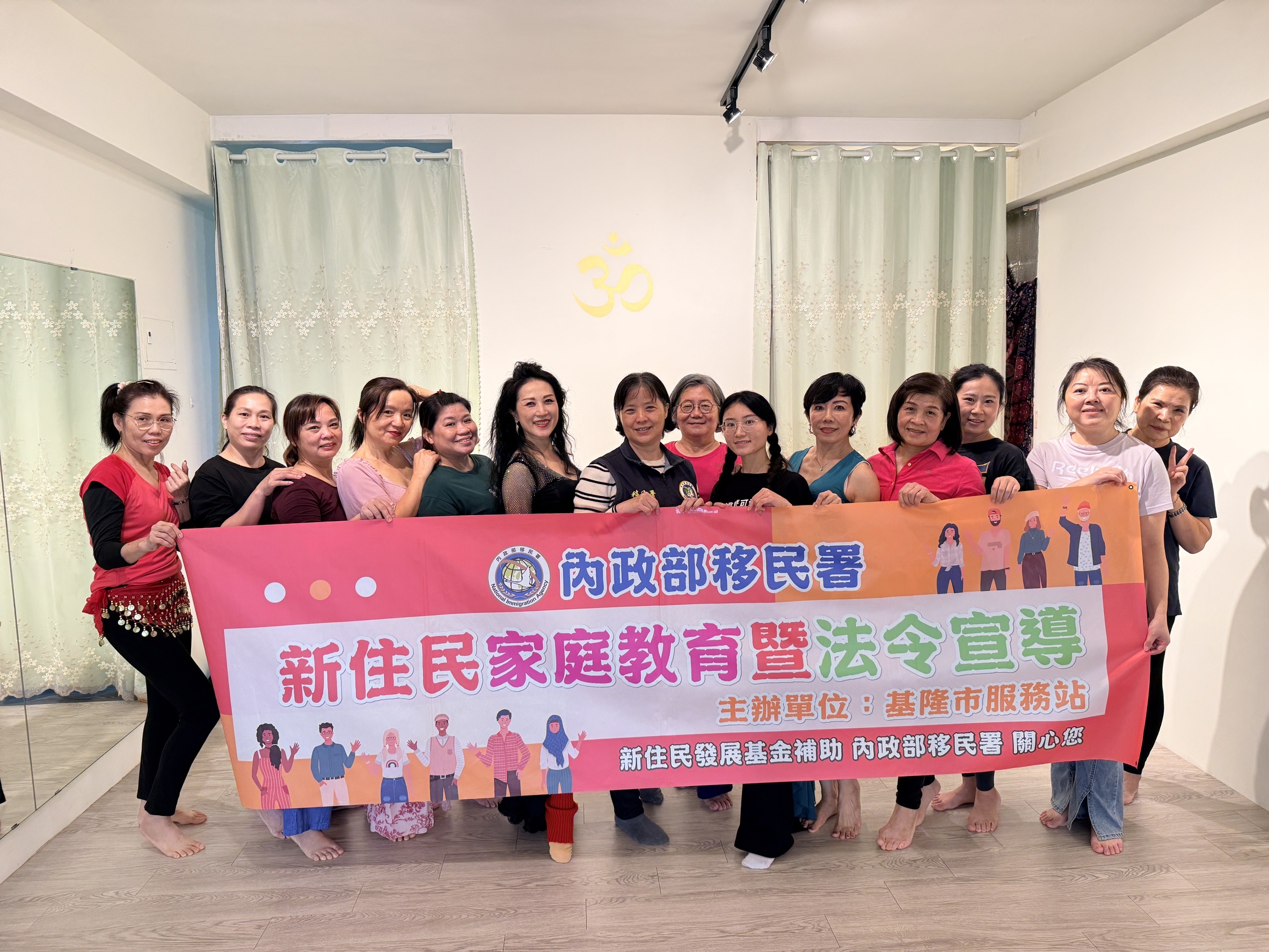 全體新住民與王怡惠老師一起合影留念。