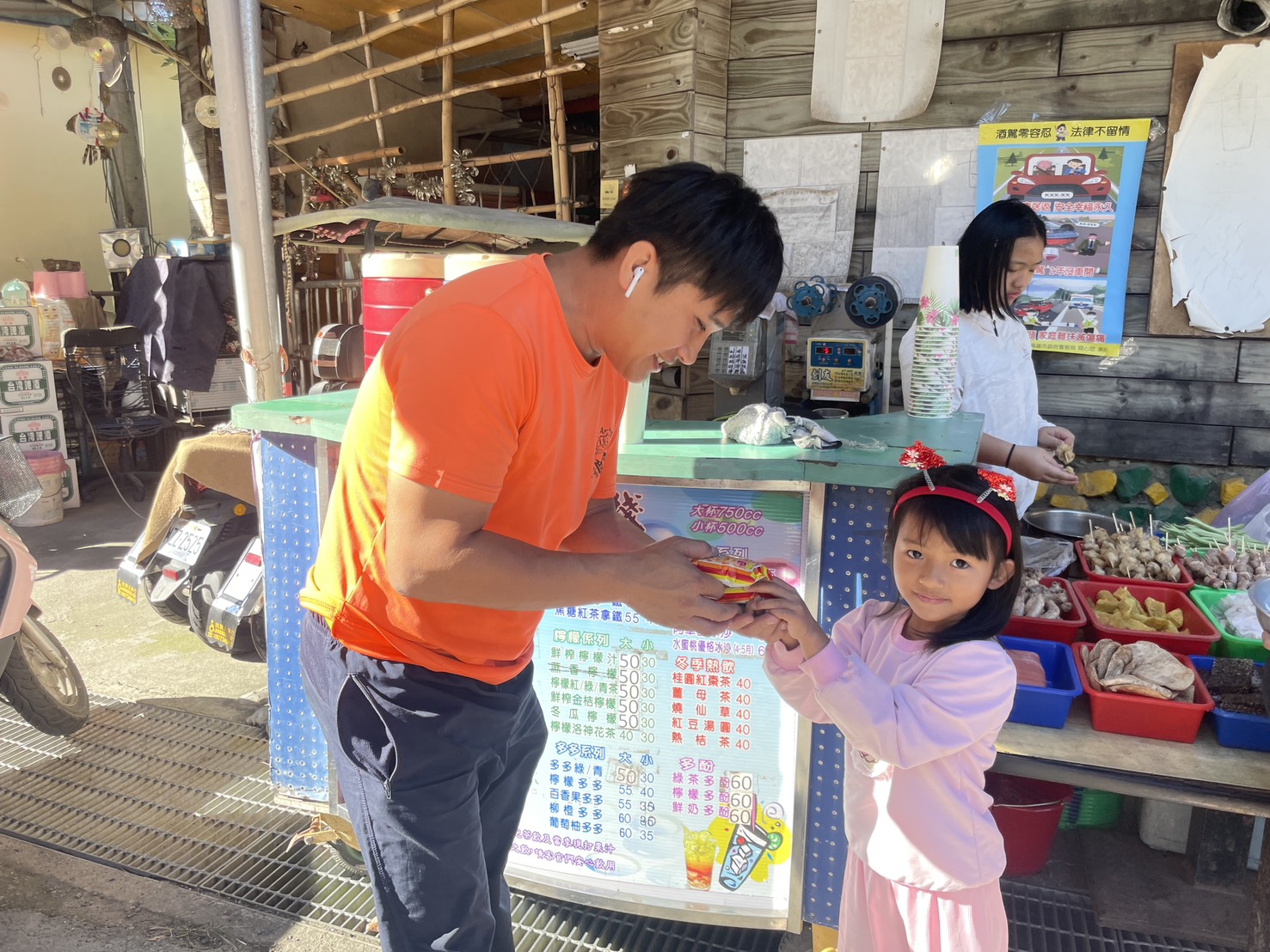 孩子們向社區民眾發送糖果。