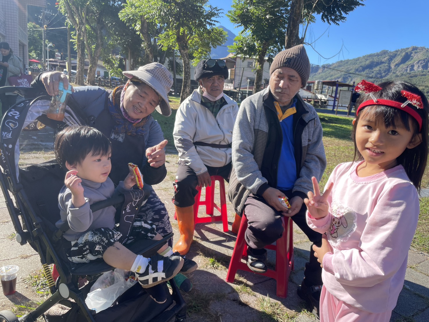 慢飛天使沿途分送糖果，和民眾溫馨互動。