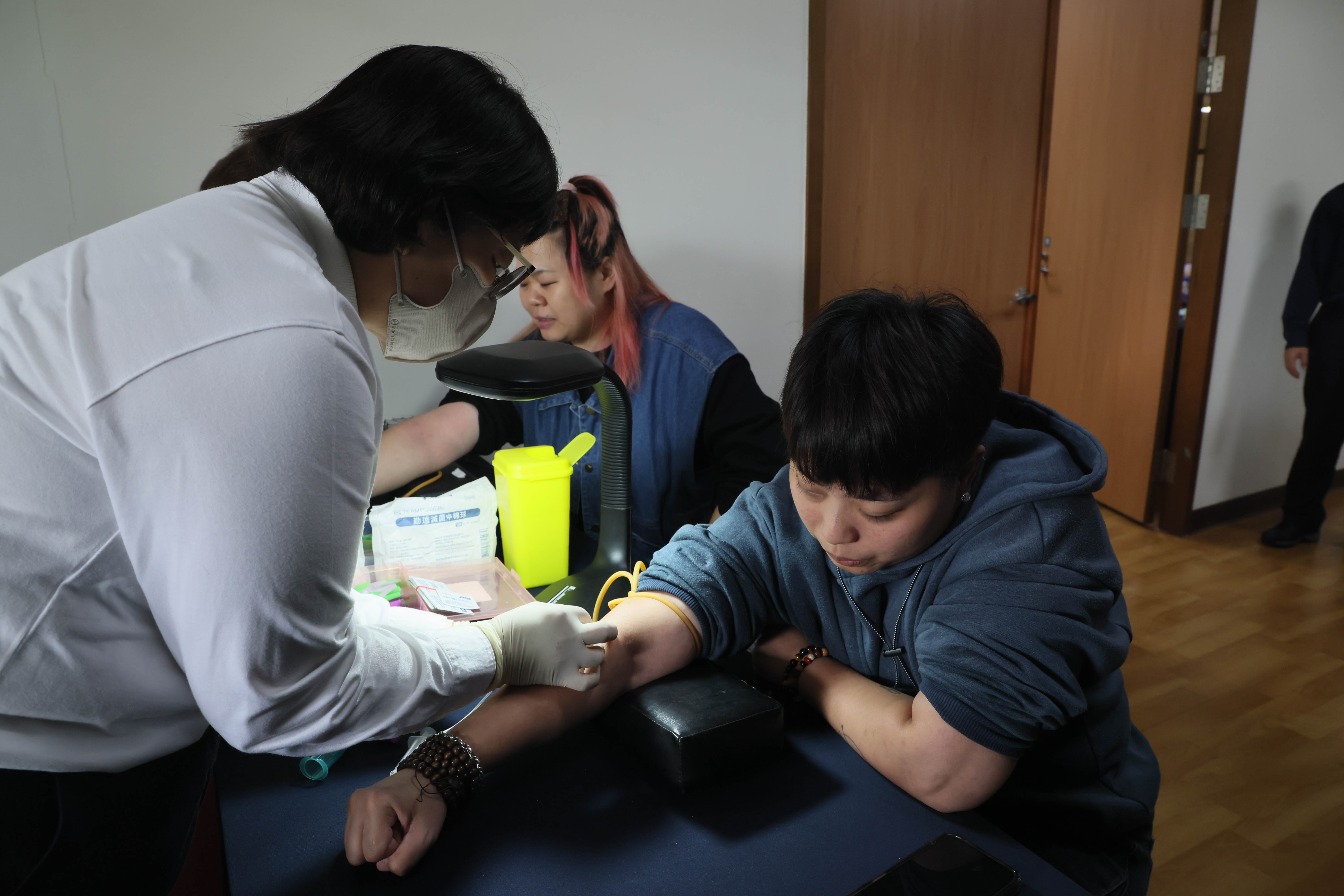林鈺涵(右一)分享,自己過去因害怕打針而未曾捐血,但逐漸克服恐懼後,願意嘗試。她認為只要付出一點,就能幫助到需要的人,因此欣然建檔。