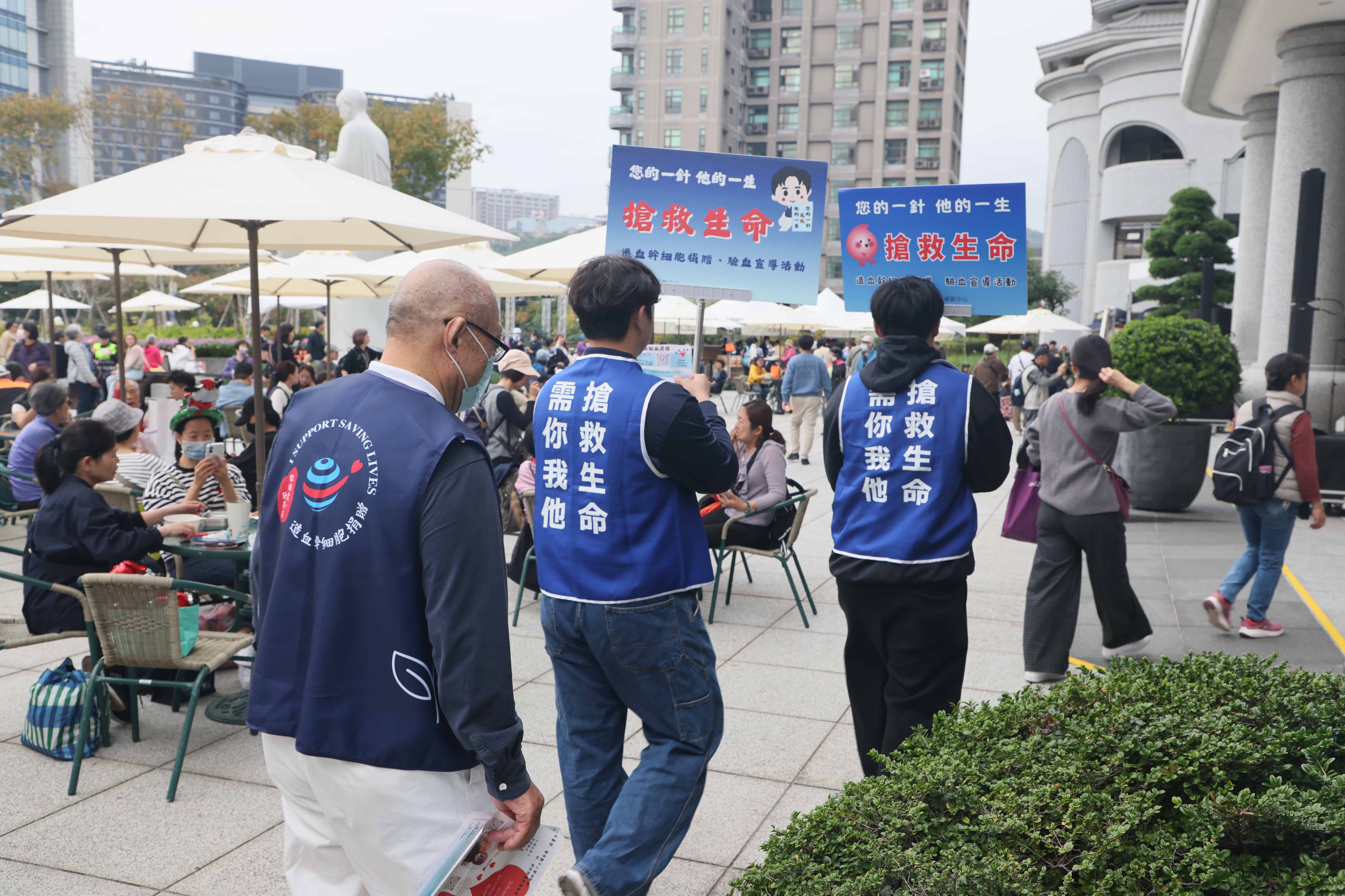「愛髓時都在」造血幹細胞驗血建檔宣導,志工邀請民眾一起響應,用一點點勇氣給別人未來,不少民眾都願意挽袖驗血建檔救人。