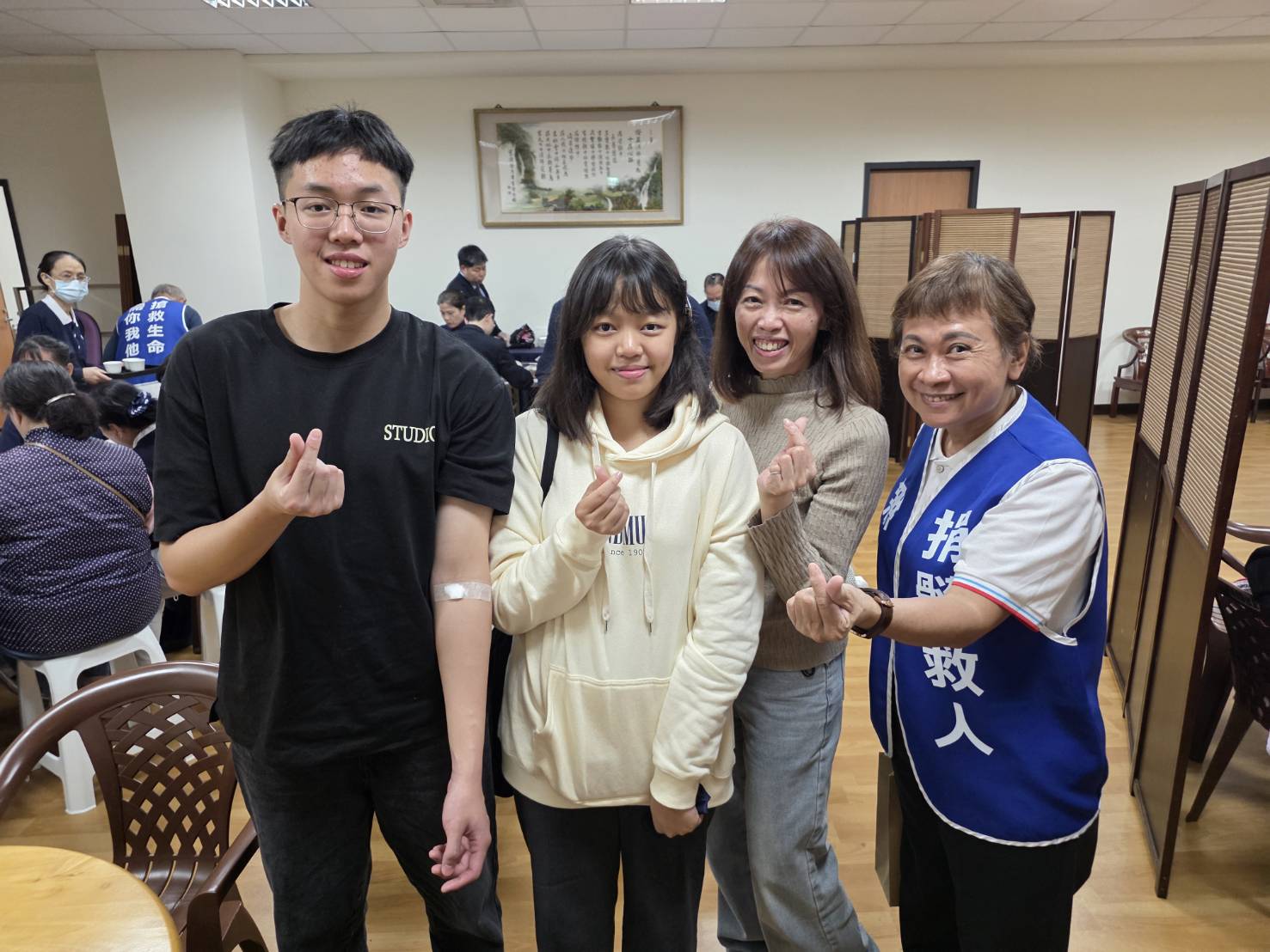 今年剛滿18歲的許展榮,也是大學一年級新鮮人,他跟媽媽及妹妹一起參加活動,知道有造血幹細胞驗血建檔活動,三個人一起前去聆聽參與的條件。