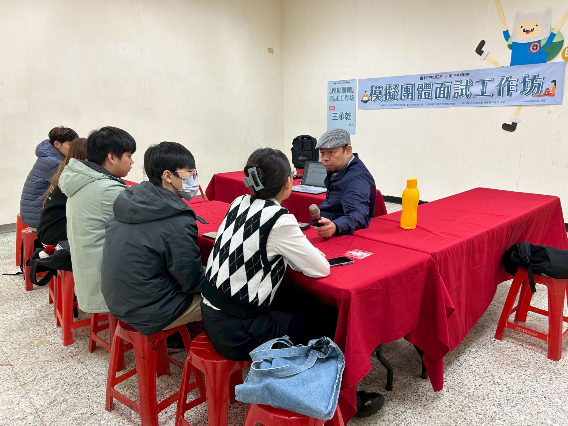 模擬團體面試工作坊講師講解面試技巧