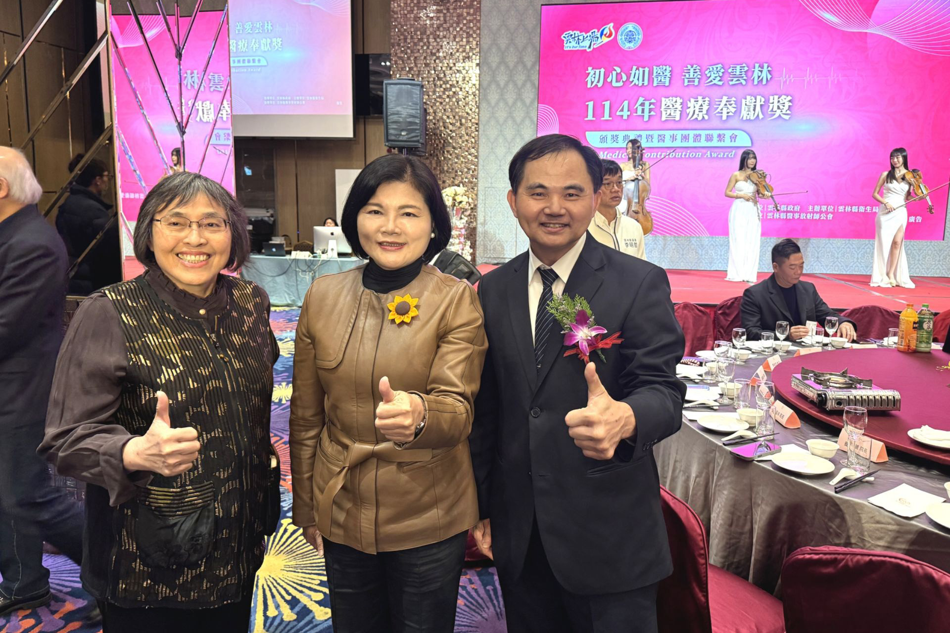 雲林縣長張麗善及衛生局長曾春美祝賀簡瑞騰院長獲獎