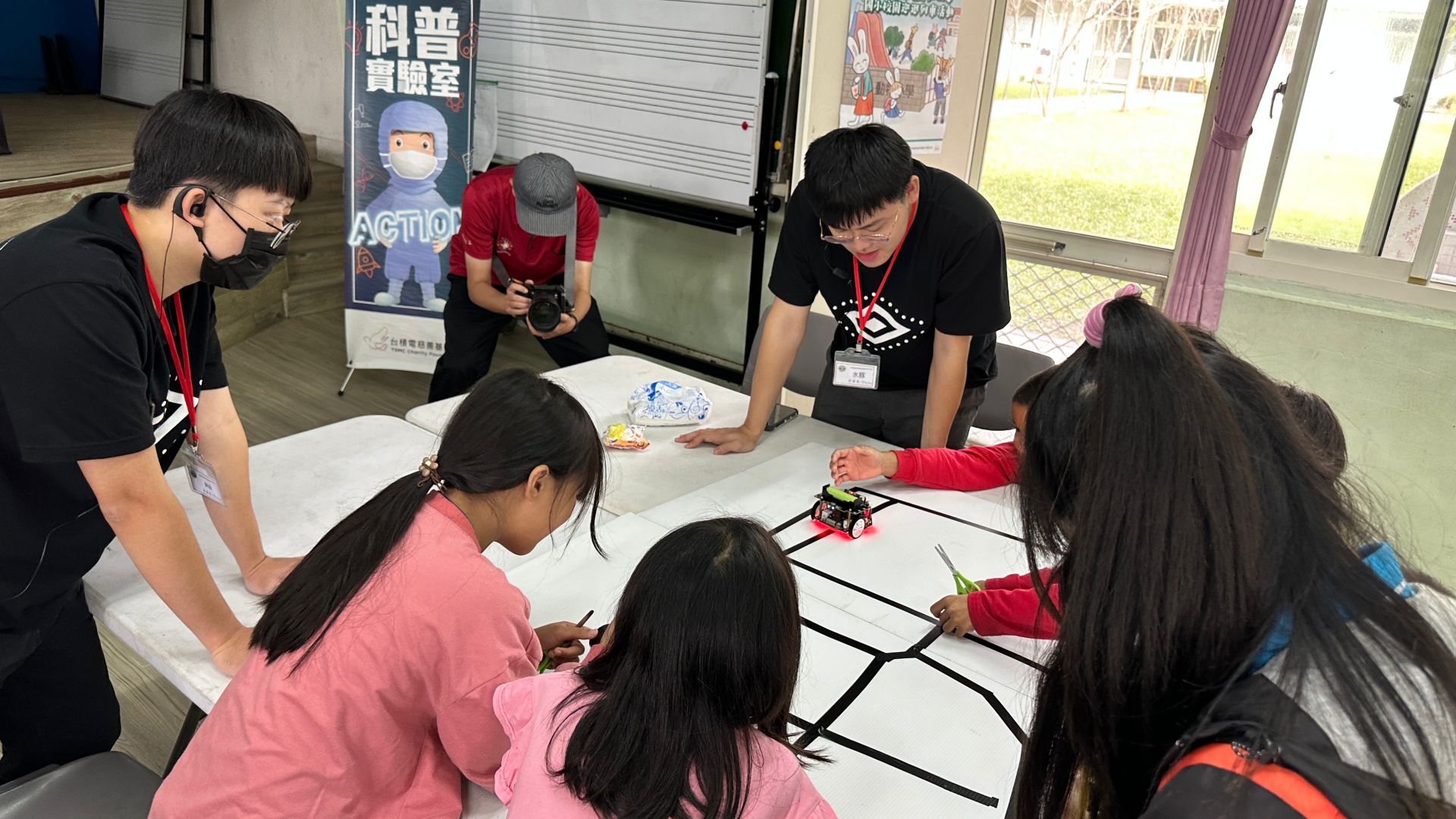 11科技教育,與志工們實際操作AI循跡小車。