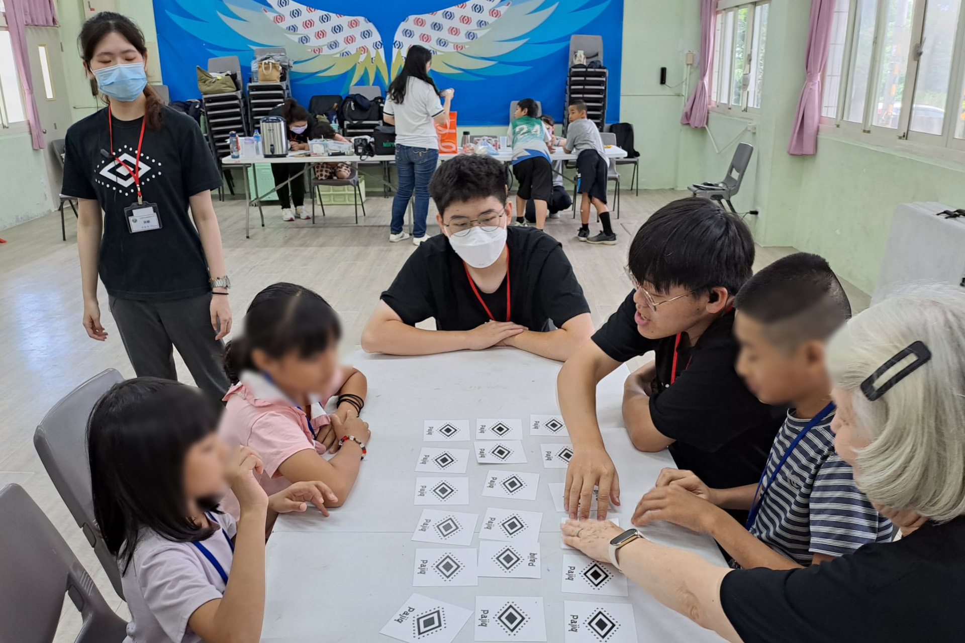 透過自製遊戲卡牌認識職業