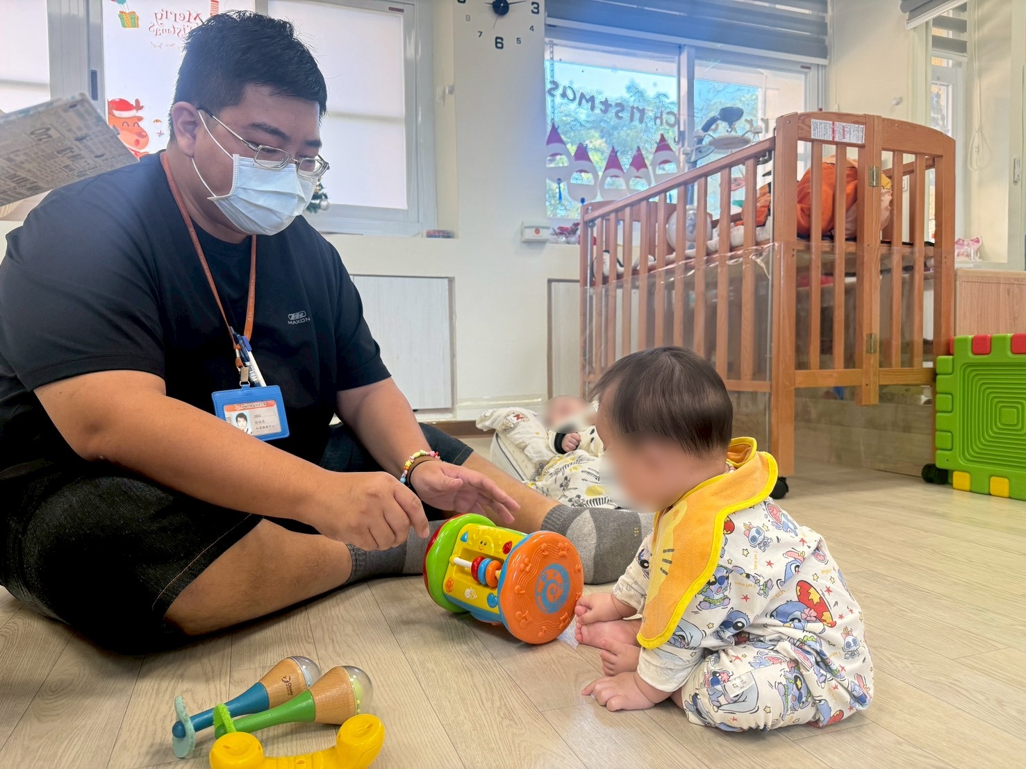 以互動遊戲進行，幼童展現高度興趣