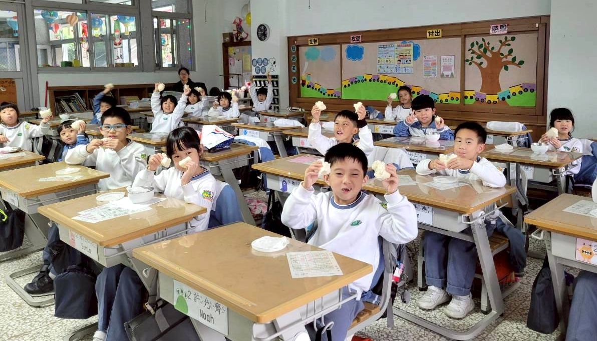 小學生歡喜體驗粗食,省下餐費化為愛的力量助人。