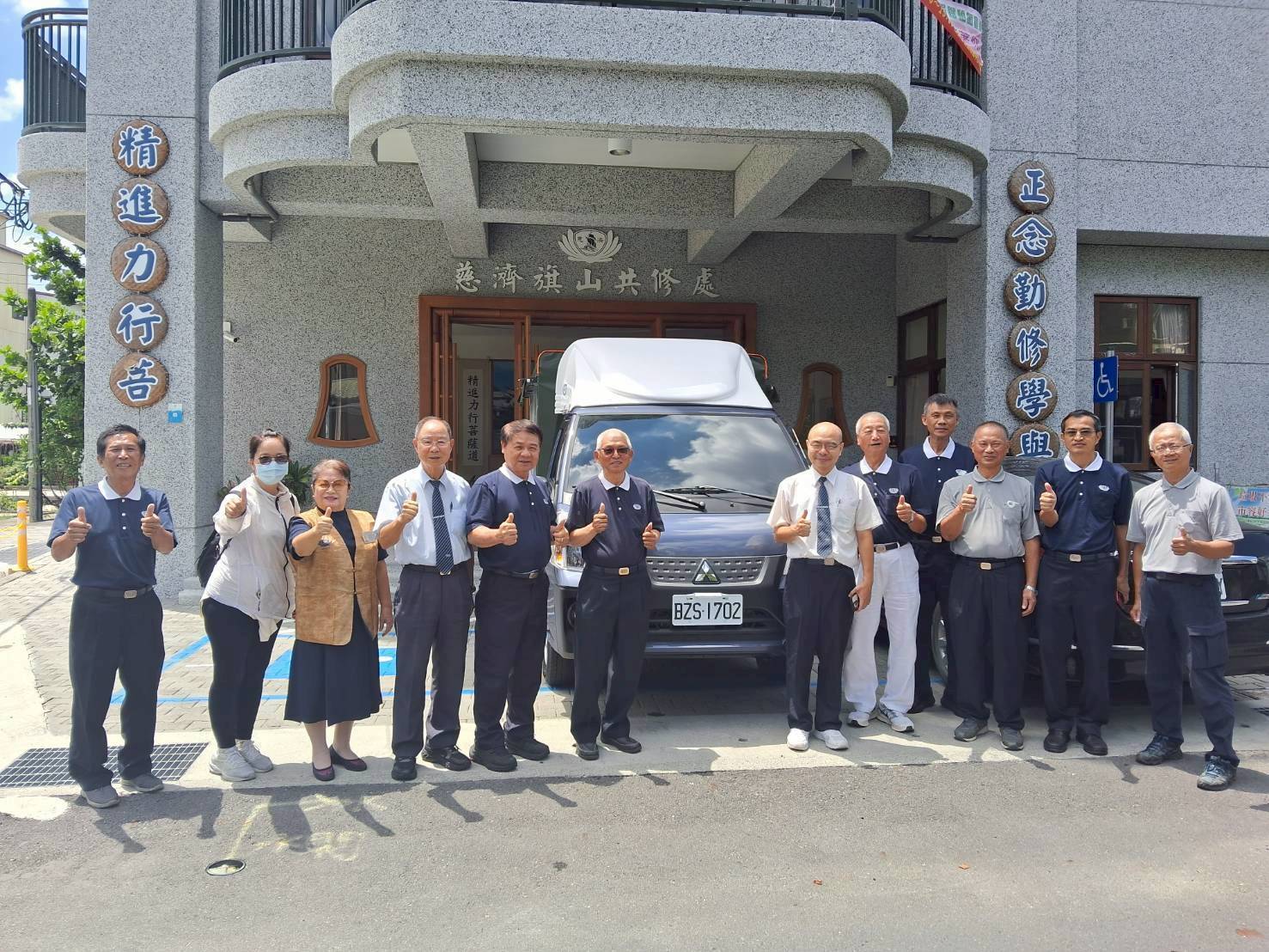 「高雄旗山:縮短山城距離的溫暖。」專車到位後,志工能更即時、更安全地送達輔具,讓山區家庭感受到溫暖與安心。