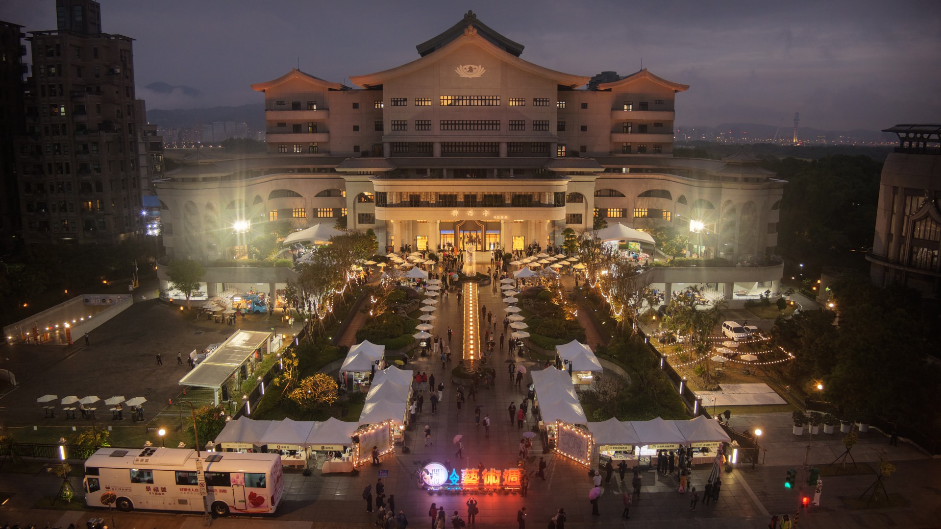 2025第四屆關渡人文藝術週,蔬食市集匯聚超過三十家蔬食品牌,中西式美食應有盡有攝影:許俊吉)