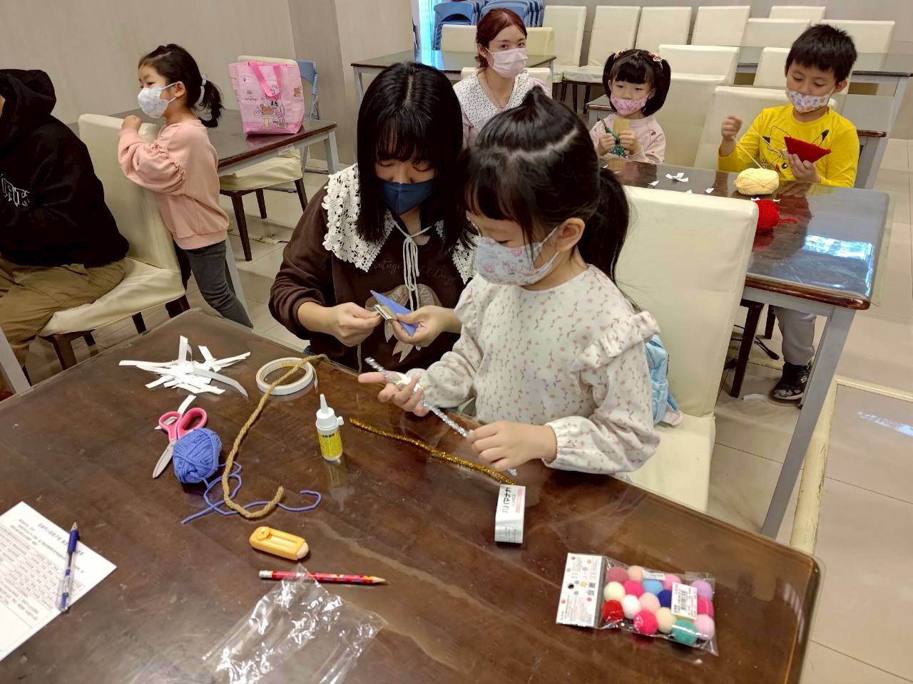 小朋友開心手作聖誕禮物，現場充滿歡笑與節慶氣氛。