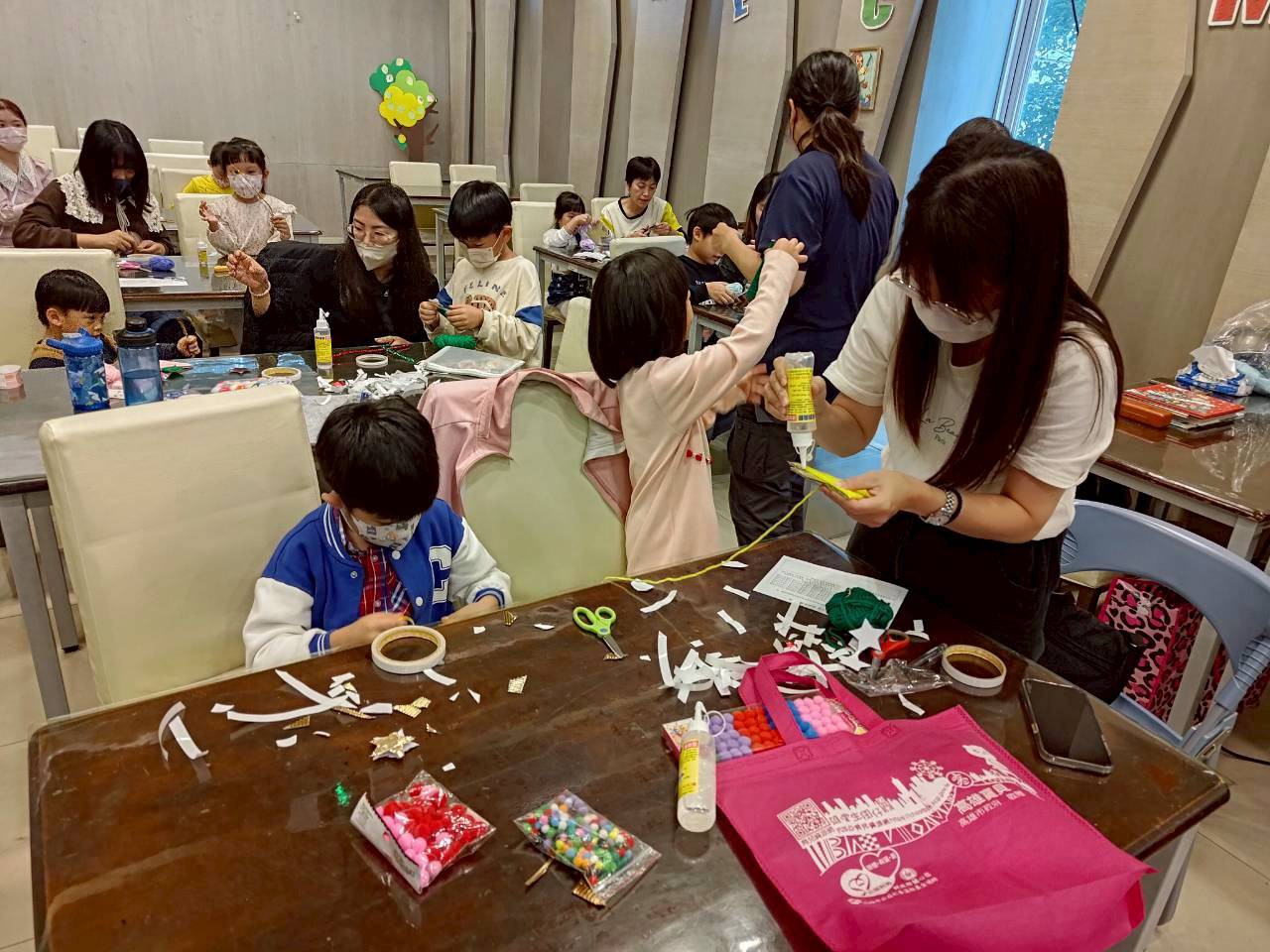親子共同完成禮物，陪伴孩子共度溫馨聖誕。