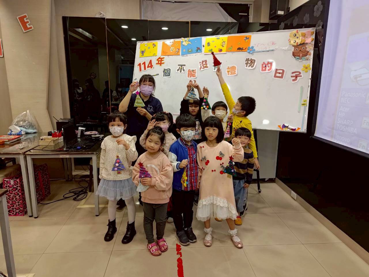 小朋友歡喜自已手作成果，和作品開心合影留念。