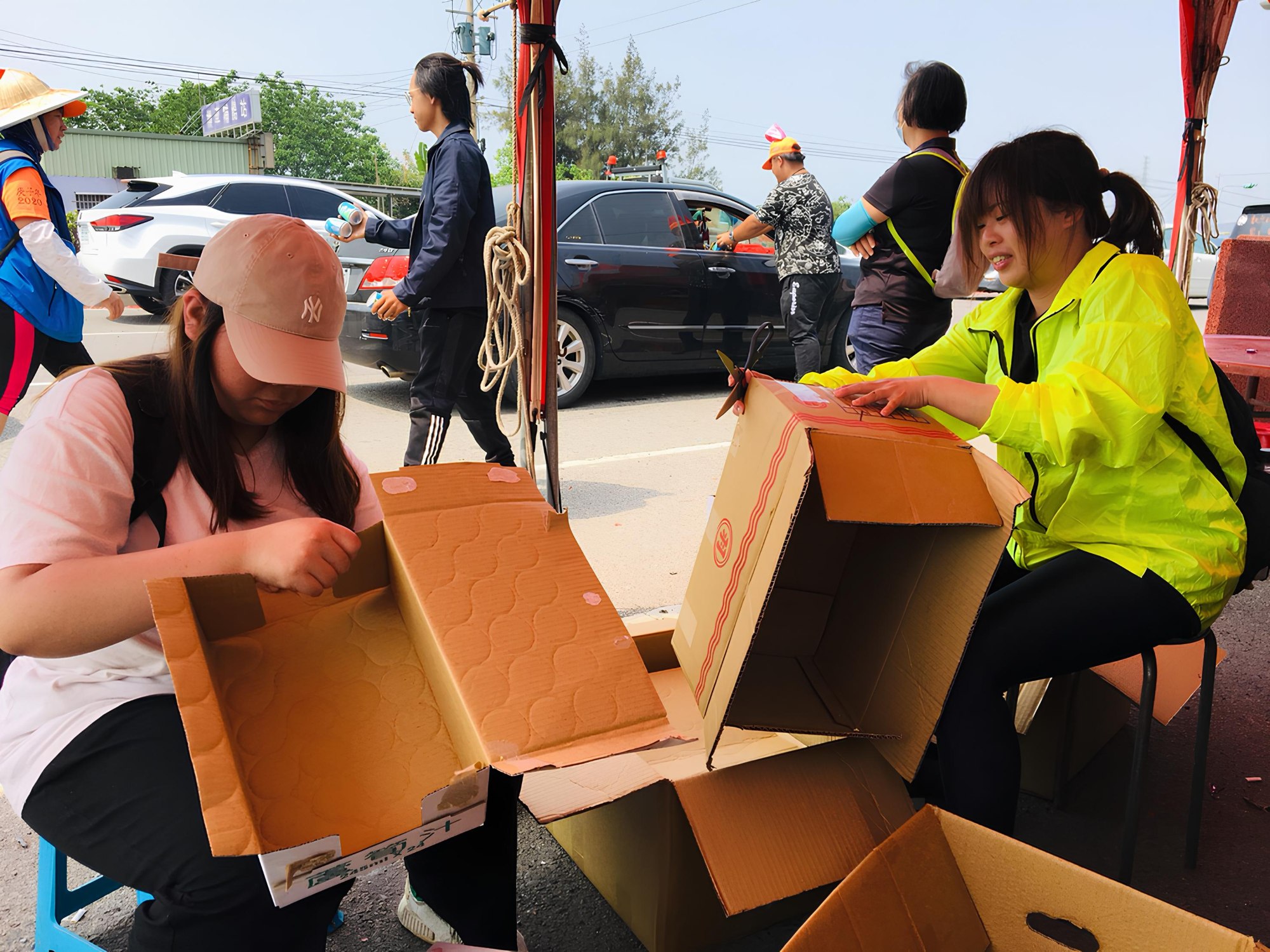 徐婕妤帶領青少年參與白沙屯活動,將生活場景轉化為低壓力的輔導契機