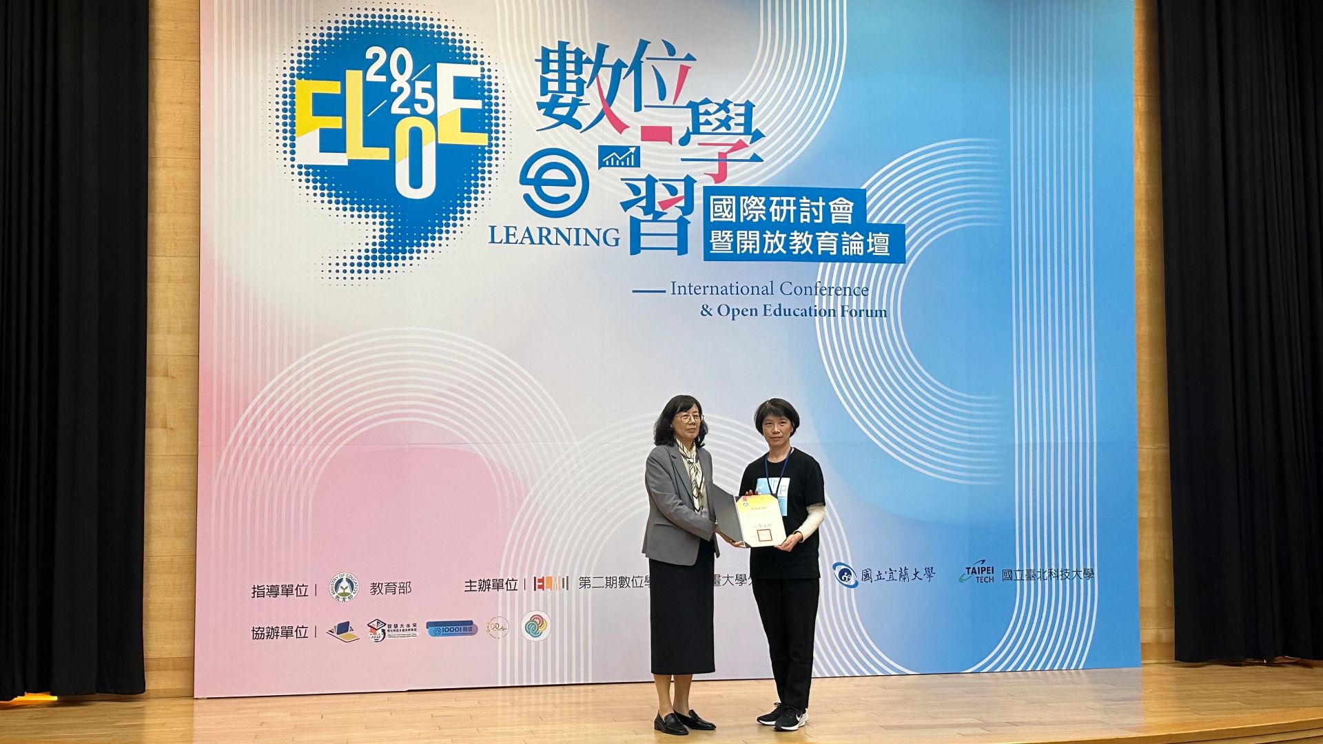 「最佳互動經營獎」的《食物能量解密》課程,則由謝婉華與李惠春老師共同授課