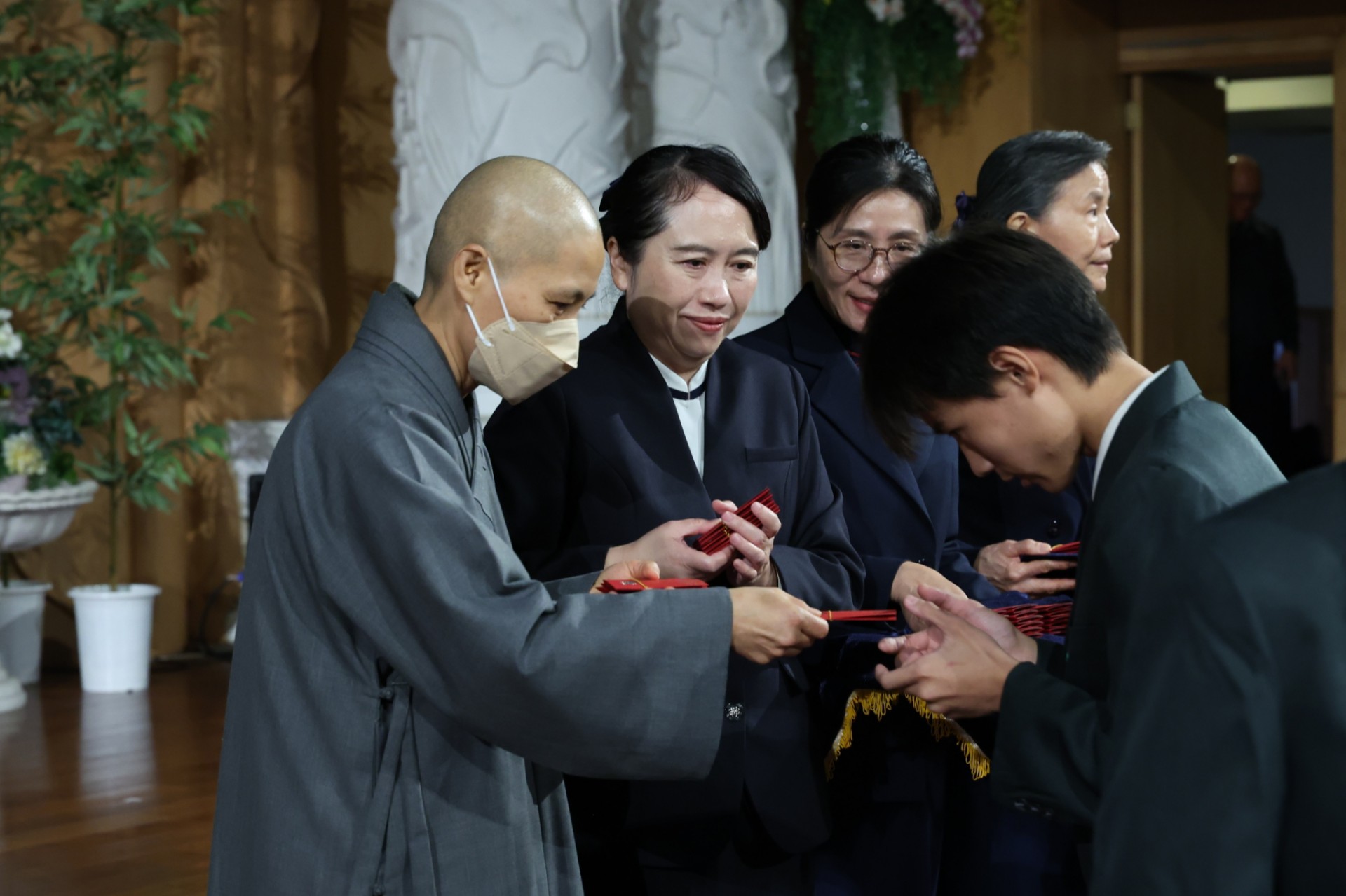 同學一一從精舍師父手中接過福慧紅包,發願將福與慧傳遞給更多人。