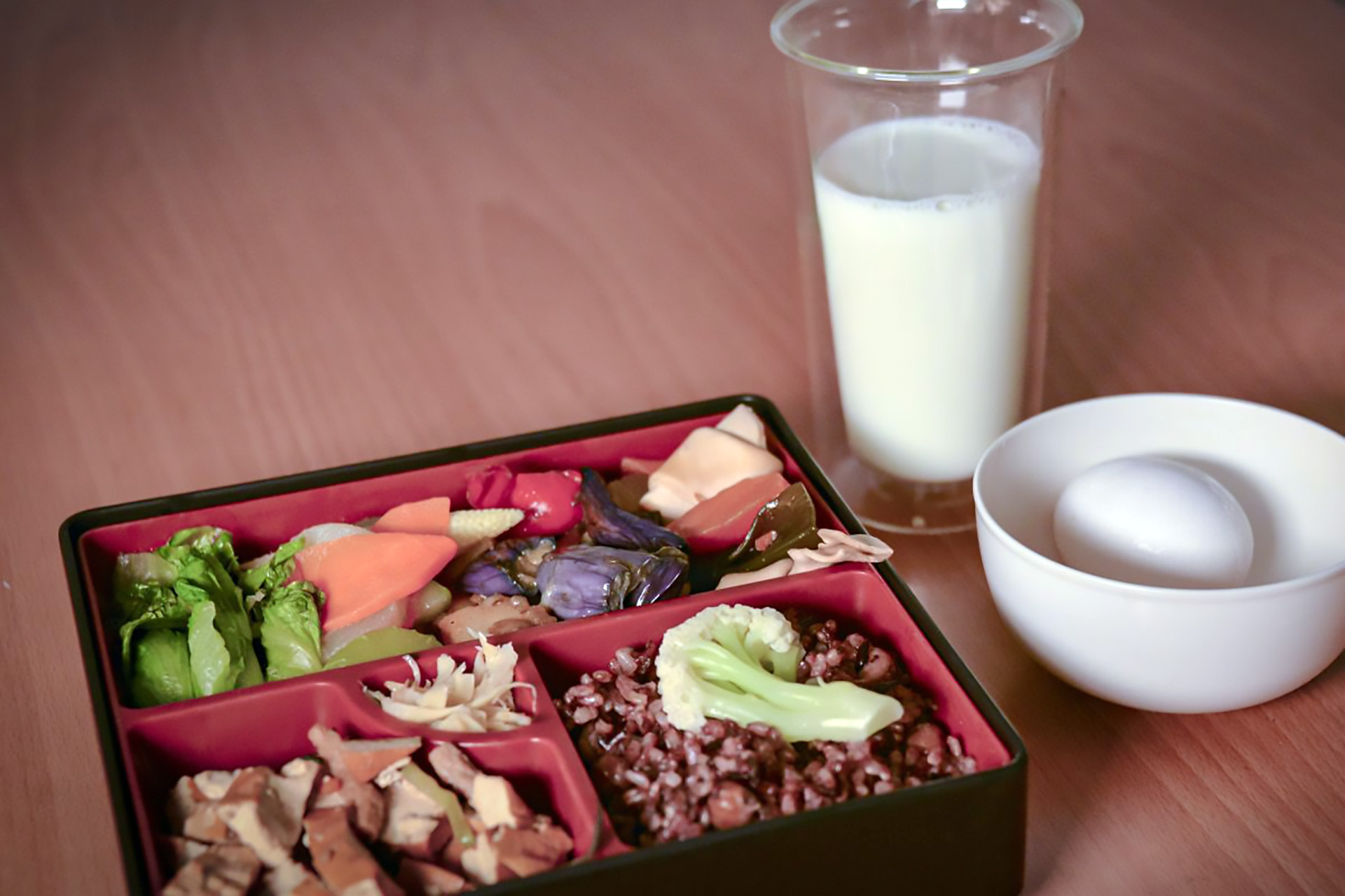 維生素營養攝取均衡很重要,奶蛋素食者每日可以透過1-2杯牛奶及一顆雞蛋達到每日攝取量,而全素食者或年長者或孕/哺乳婦者的攝取以補充劑為較理想的來源。