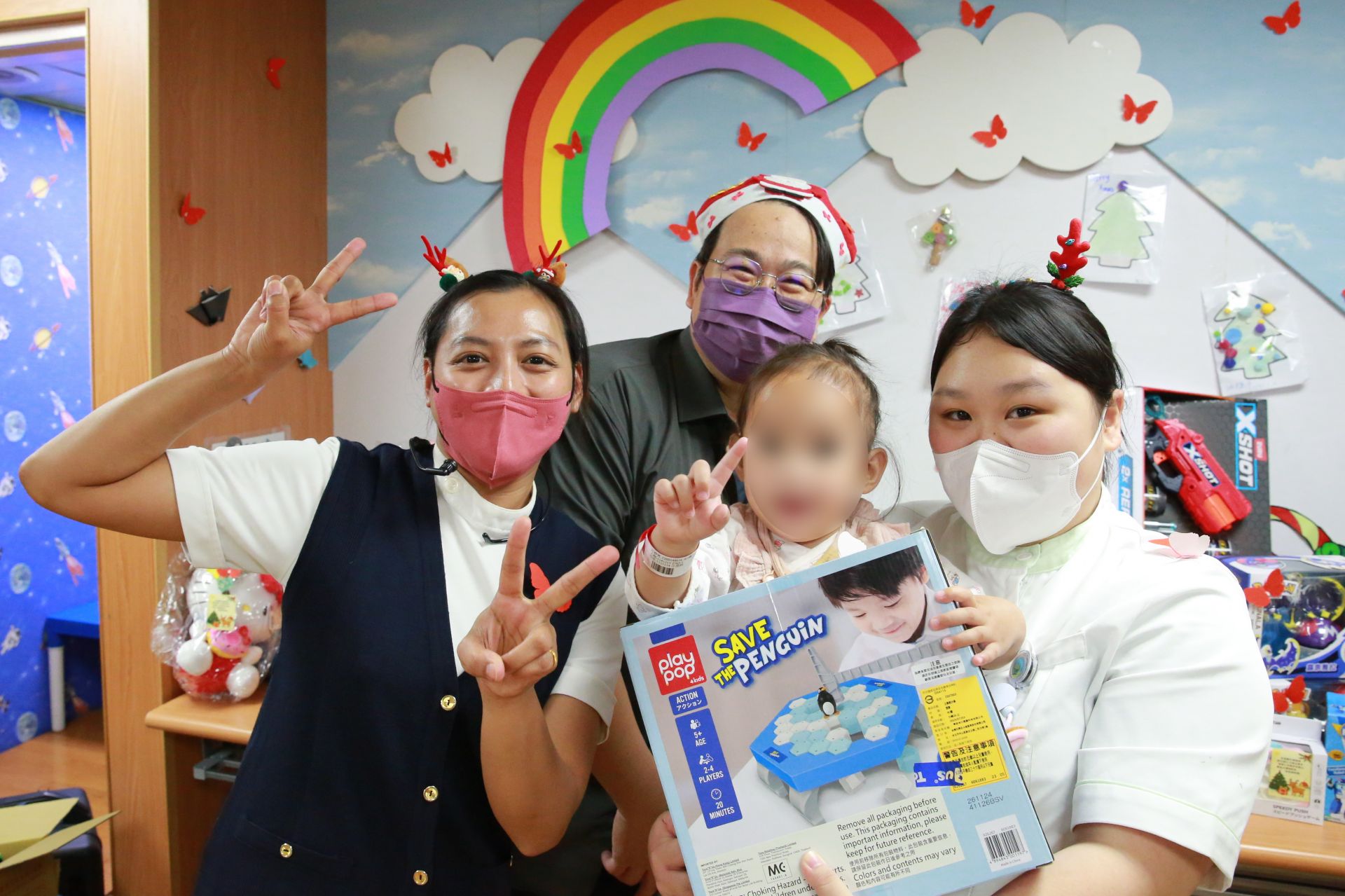 第60屆十大傑出青年宋景歡(左一)、宋明哲(左二)帶來募集的耶誕禮物,讓每一位孩子都能收到耶誕節的祝福。