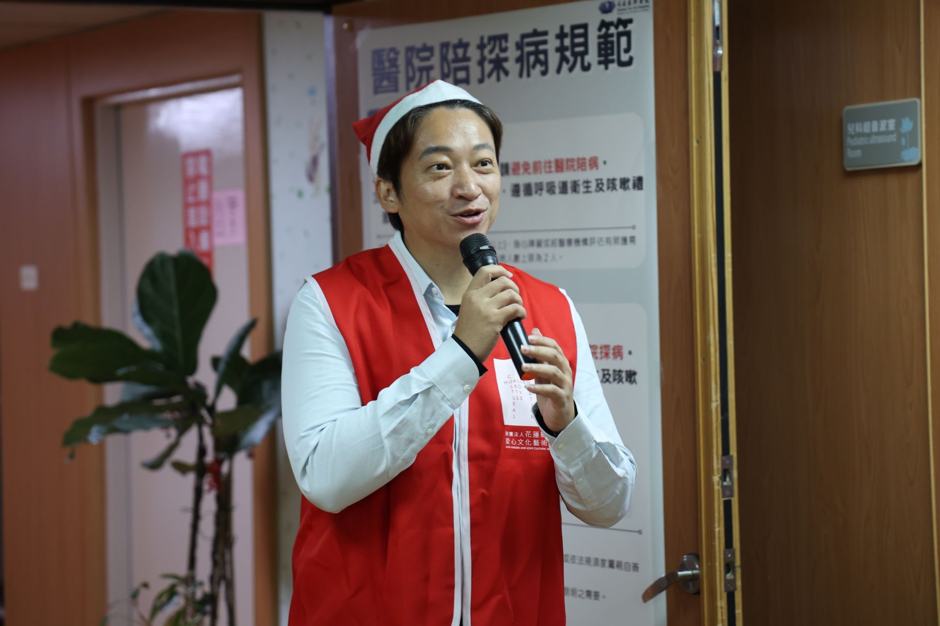 魏嘉賢董事長表示,這已是基金會今年第二次來到二七西病房,看到孩子們在歡笑中暫時忘記治療的辛苦,就是最棒的耶誕禮物。