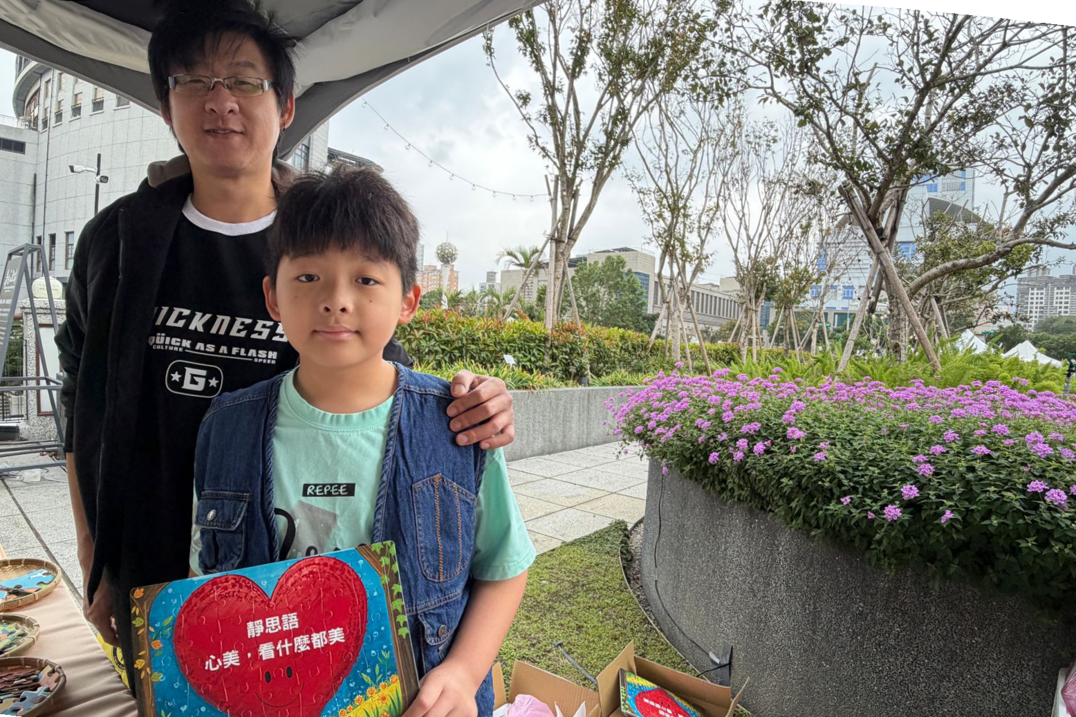 來到攤位,兒子選了「心美,看什麼都美」的靜思語拼圖,紅色的大愛心,是愛的提醒。父子的「心美」約定,要把靜思語的智慧用在生活裏。