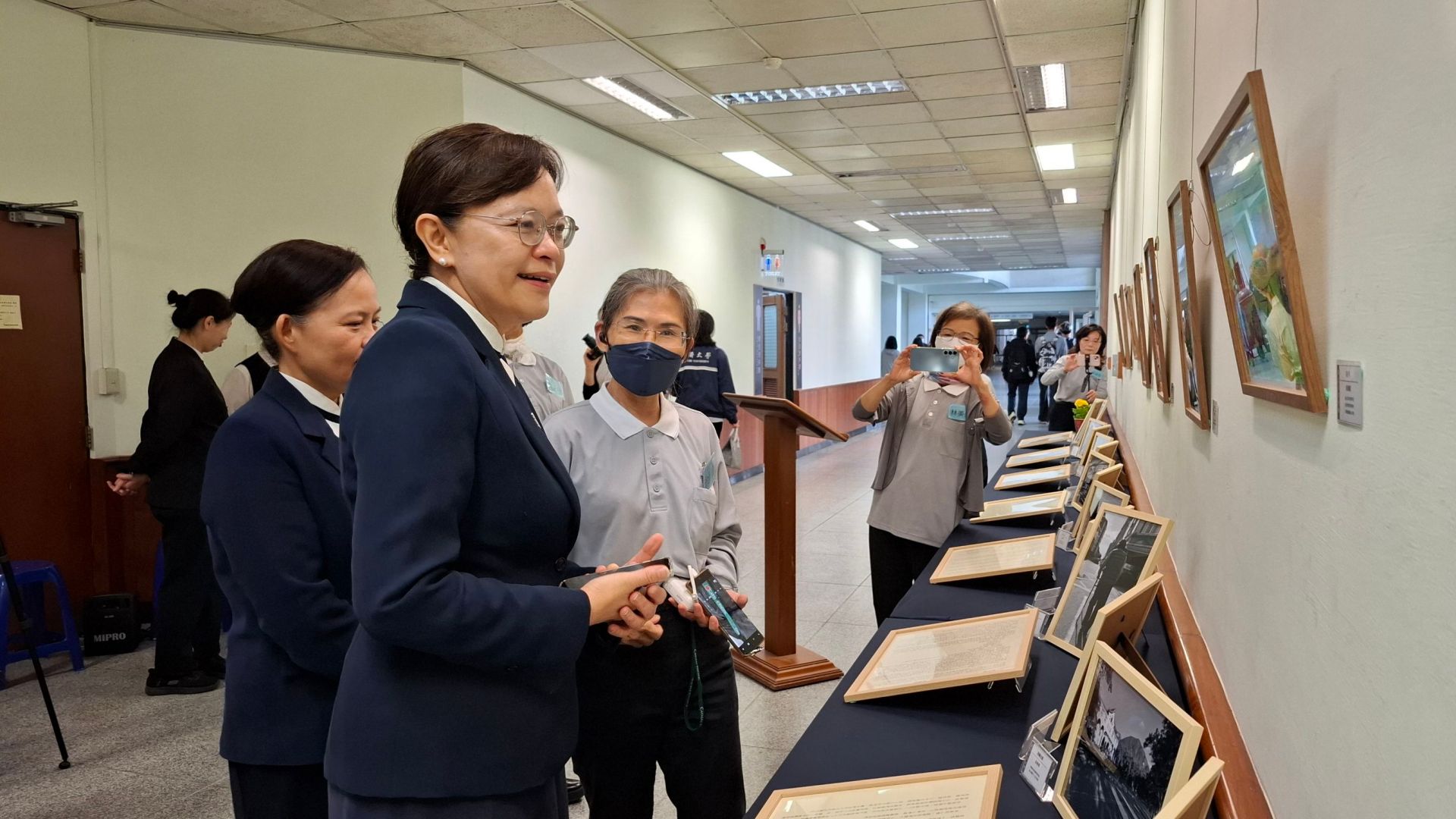 劉校長逐一瞭解學生作品靈感與來源