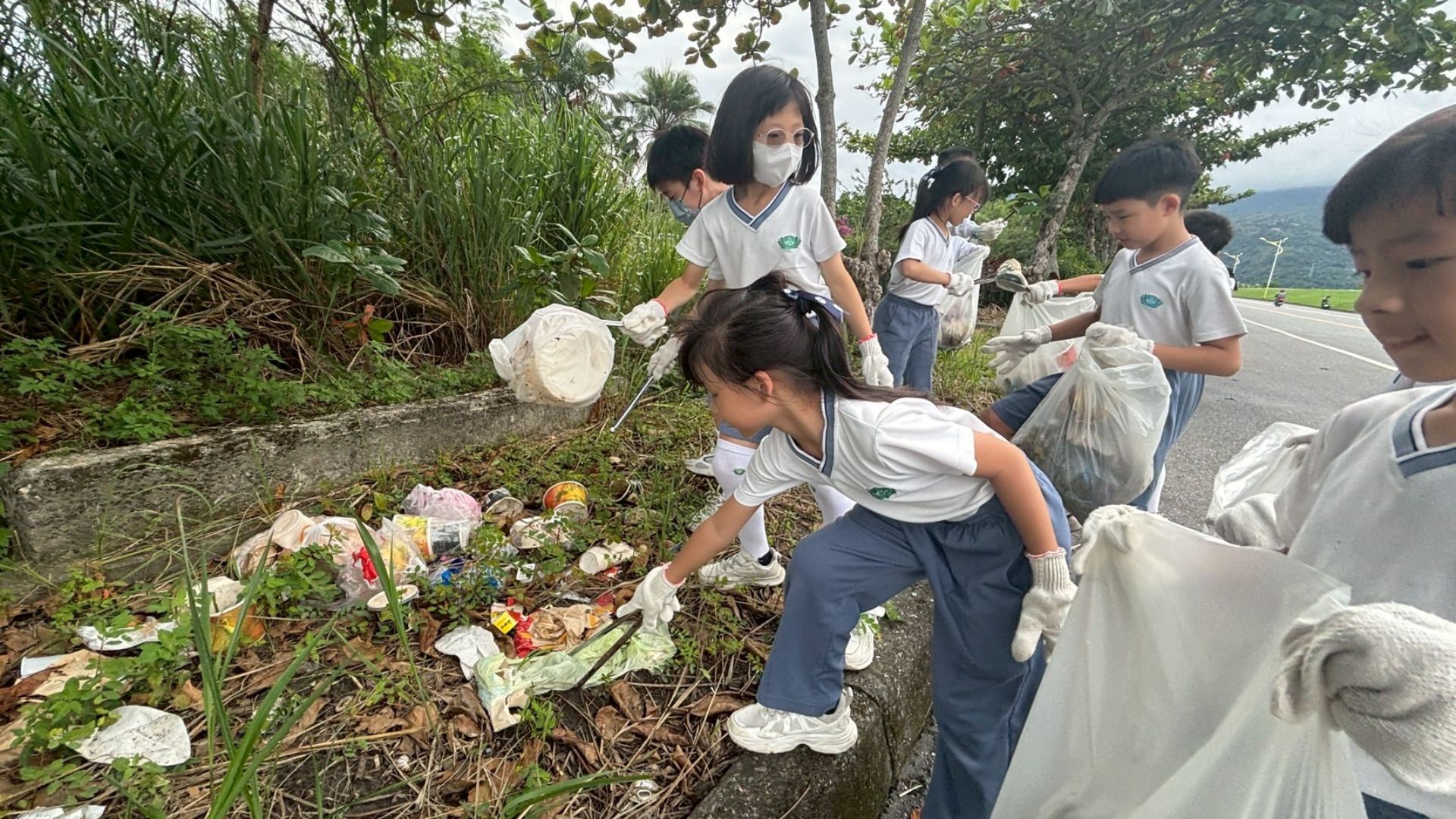 校慶前夕,師生走入社區,進行掃街、淨灘,用實際行動回饋花蓮這片土地