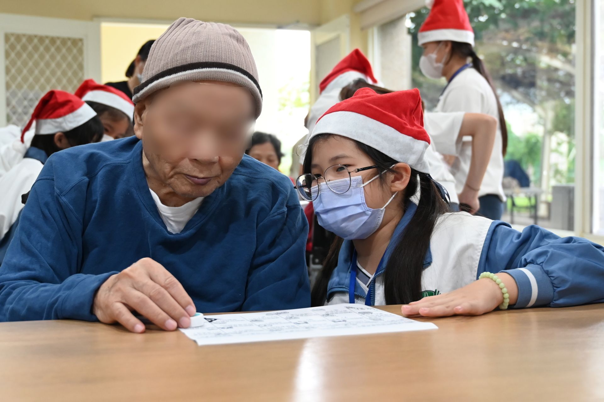 假日期間,學生參加「幸福祖孫」志工服務,前往養護中心陪伴長者,傳遞溫暖與愛。
