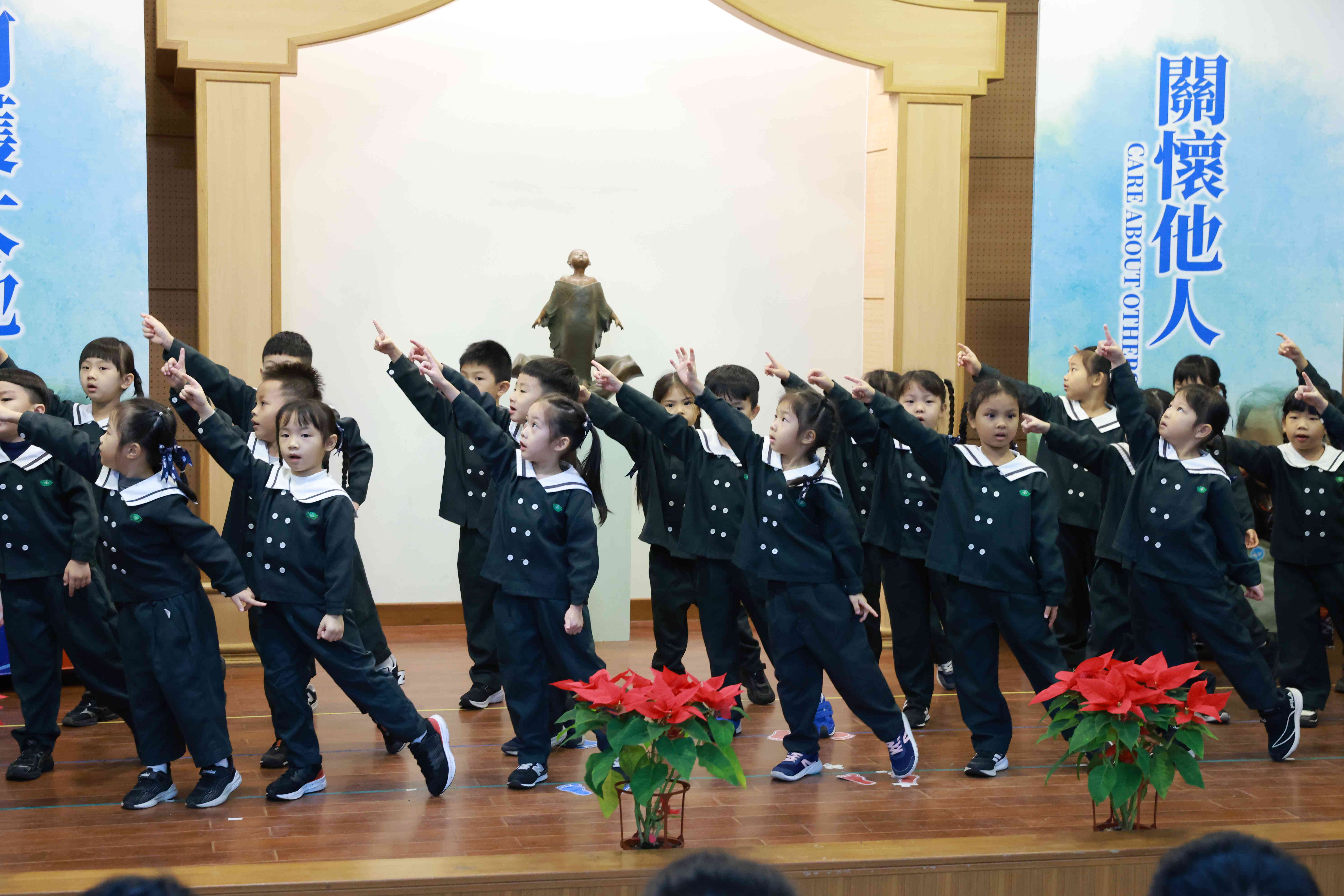 幼兒園孩子演繹〈給你〉,以溫柔的歌聲與一致的手語,傳達付出與關懷的真情。