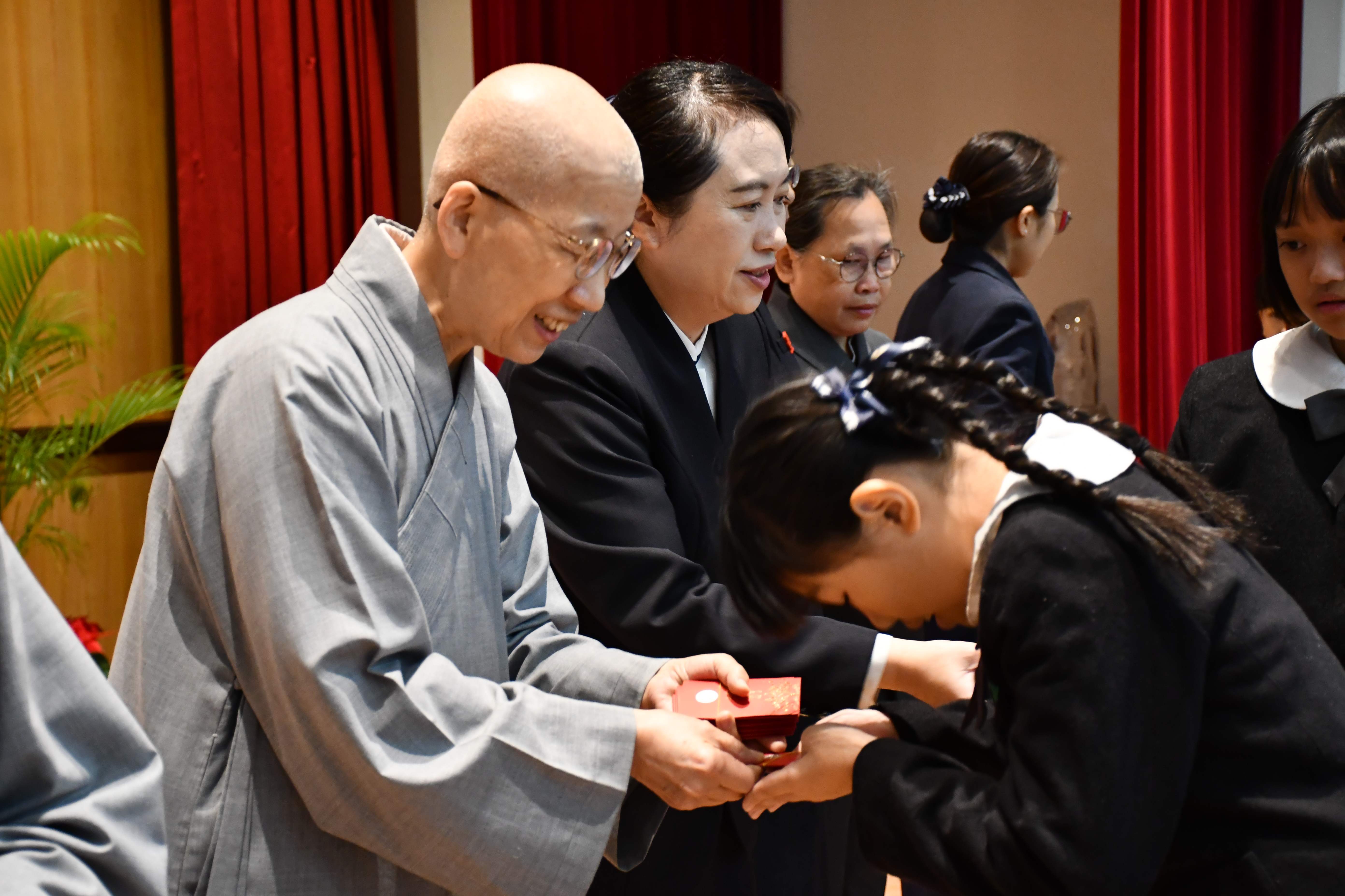 最令孩子們期待的時刻,是恭敬從精舍師父手中領受「福慧紅包」