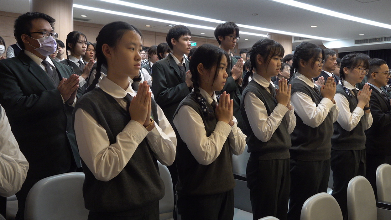 師父祝福高三同學在考試前安定心念、珍惜時間,讓未來人生寫下巍峨、浩瀚的目標。