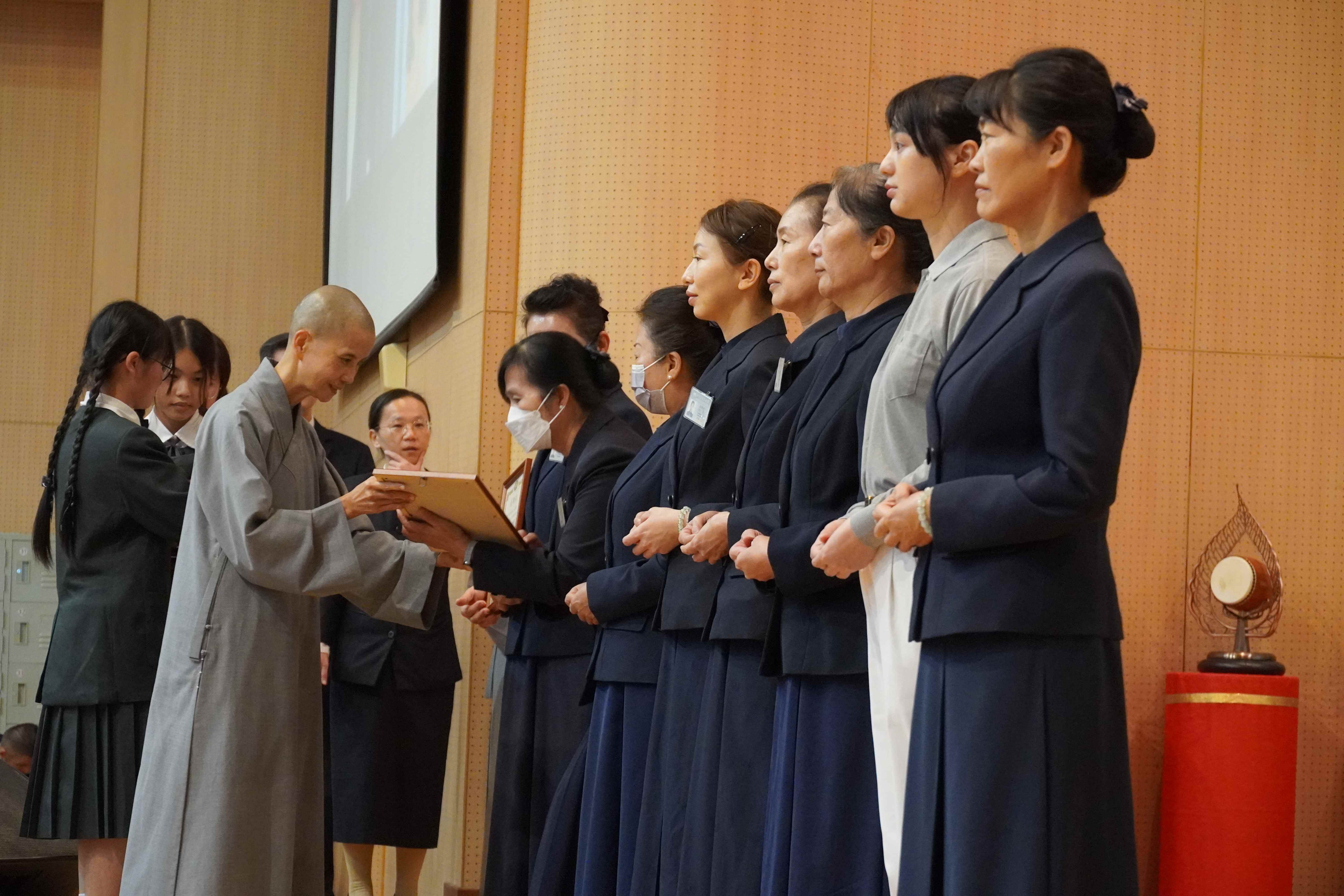 歲末祝福典禮表揚服務滿十年的師長,以及服務滿五、十、十五年的人文老師、人文志工、大愛媽媽、教育志工、家長志工們。