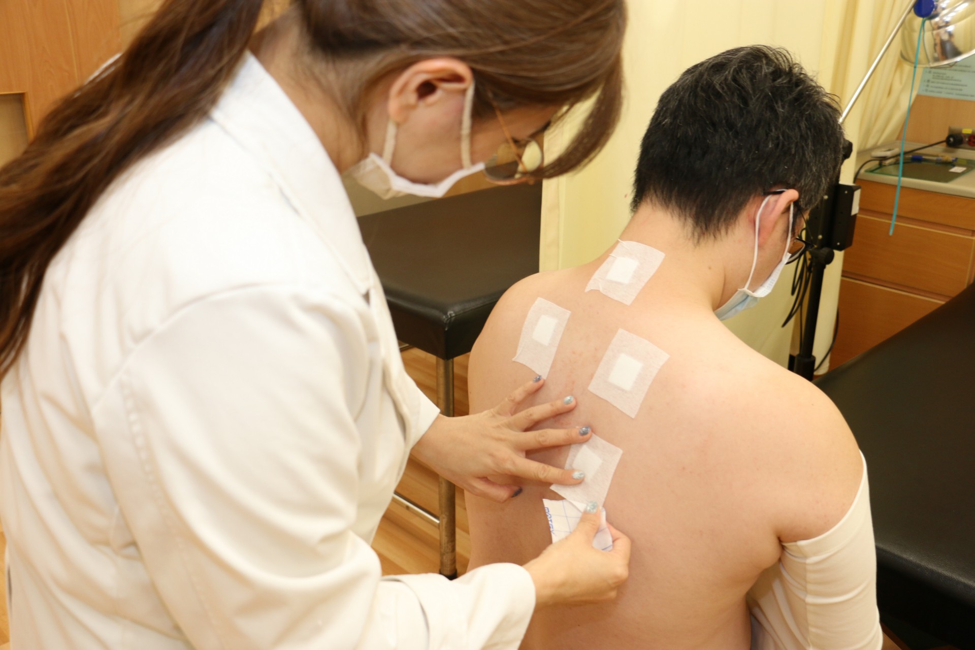 「三九貼」療法,以辛溫散寒藥材敷貼特定穴位,藉由中藥與穴位刺激幫助調節免疫系統,運用自然節氣及人體規律改善體質。