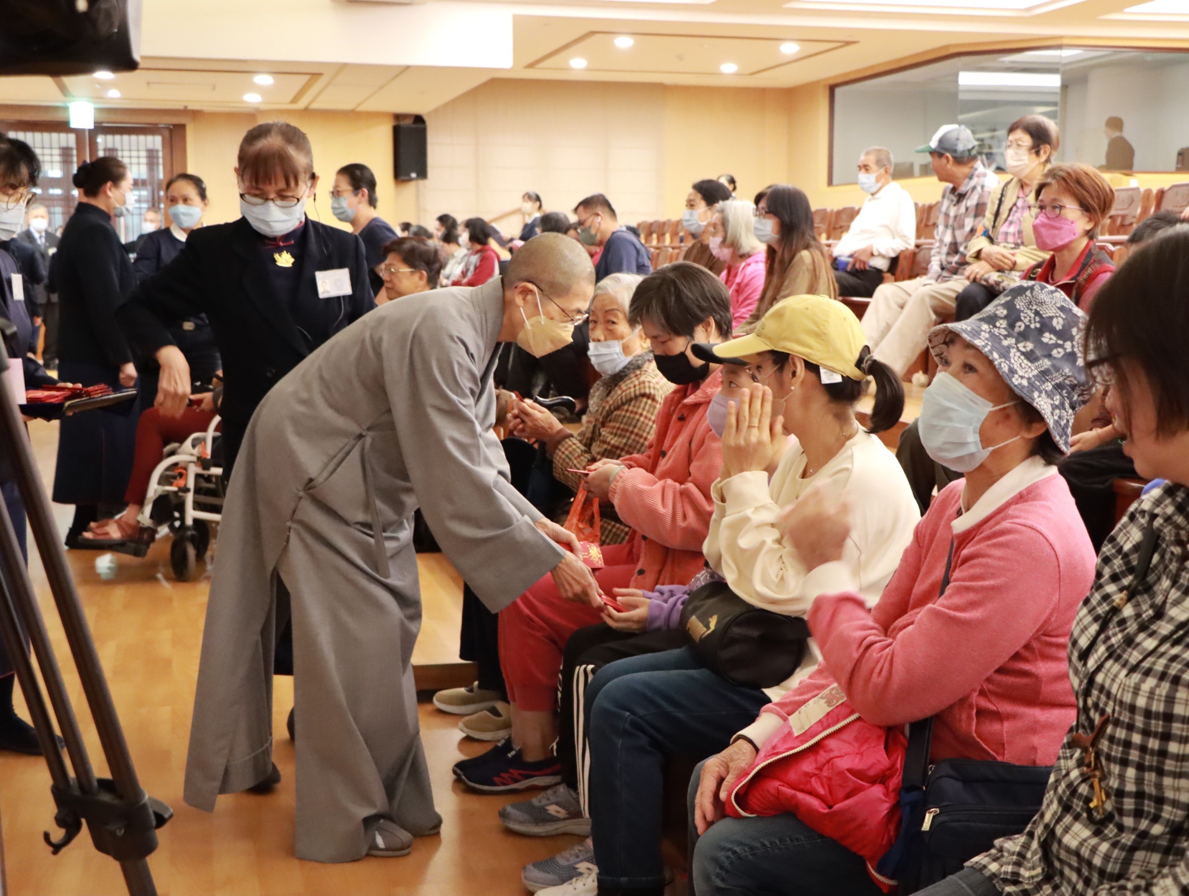 「福慧紅包、傳遞祝福。」活動中,會眾恭敬領受證嚴上人祝福的福慧紅包,象徵福慧具足、平安幸福。
