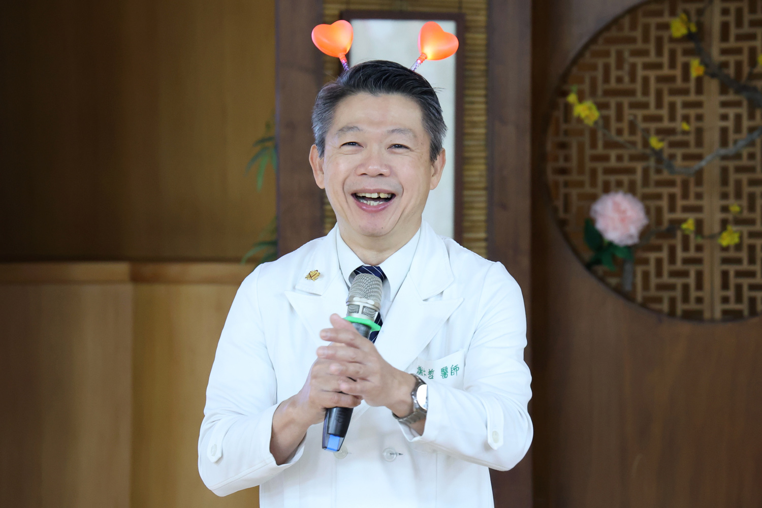 心臟內科主任謝仁哲也指出,花蓮慈院的醫療成效已足以與西部醫學中心並駕齊驅,能為患者提供全方位的照護服務,治療不僅有外科作為手術後盾,術後更有內科持續守護病人健康。