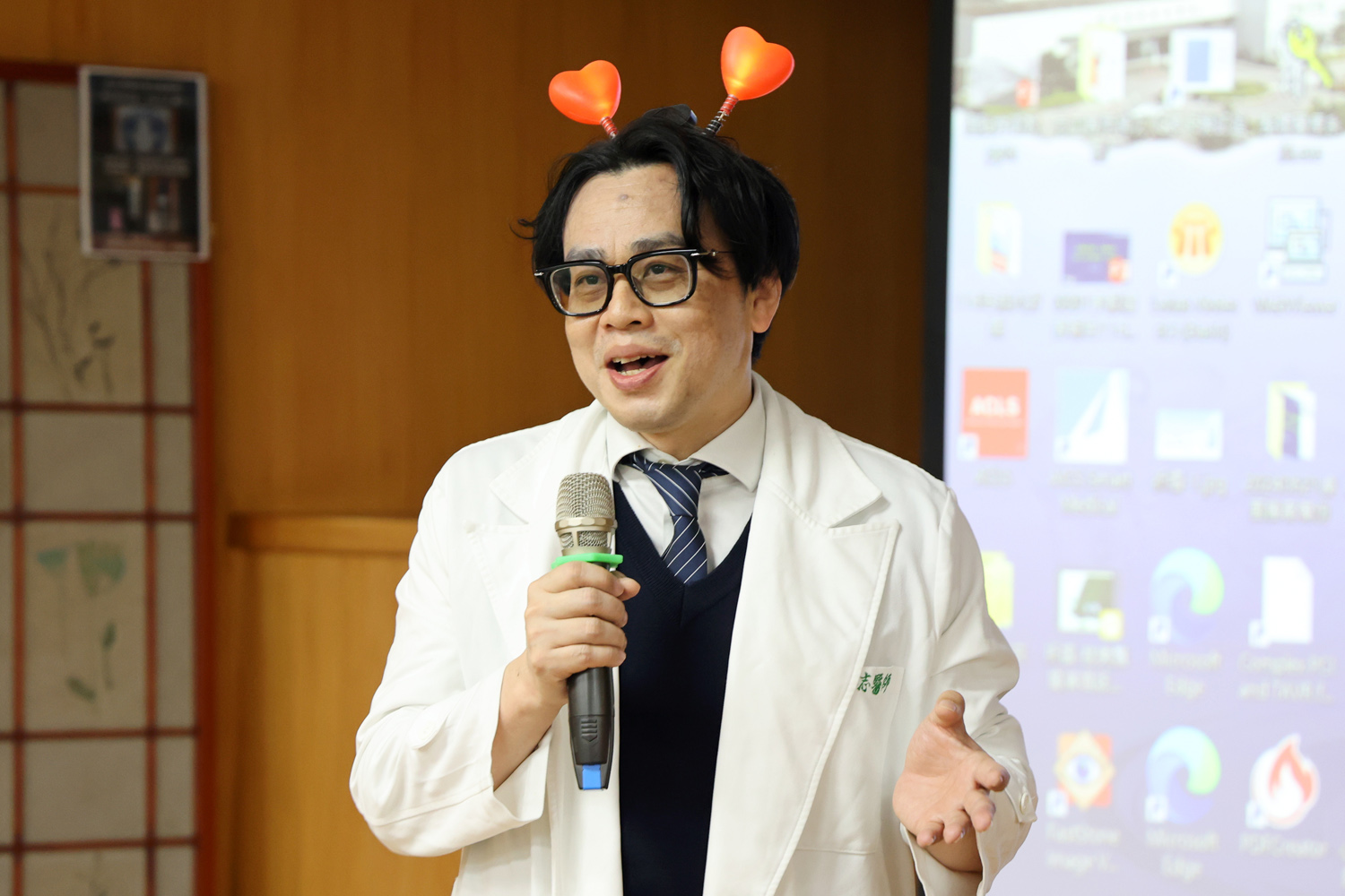 心臟內科主治醫師陳郁志提醒,心絞痛常見表現為胸口被重物壓住的悶感,如果症狀持續超過15分鐘並伴隨冒冷汗,悶感甚至蔓延至下顎或肩膀,應立即撥打119,由專業醫師進行診斷與處置。