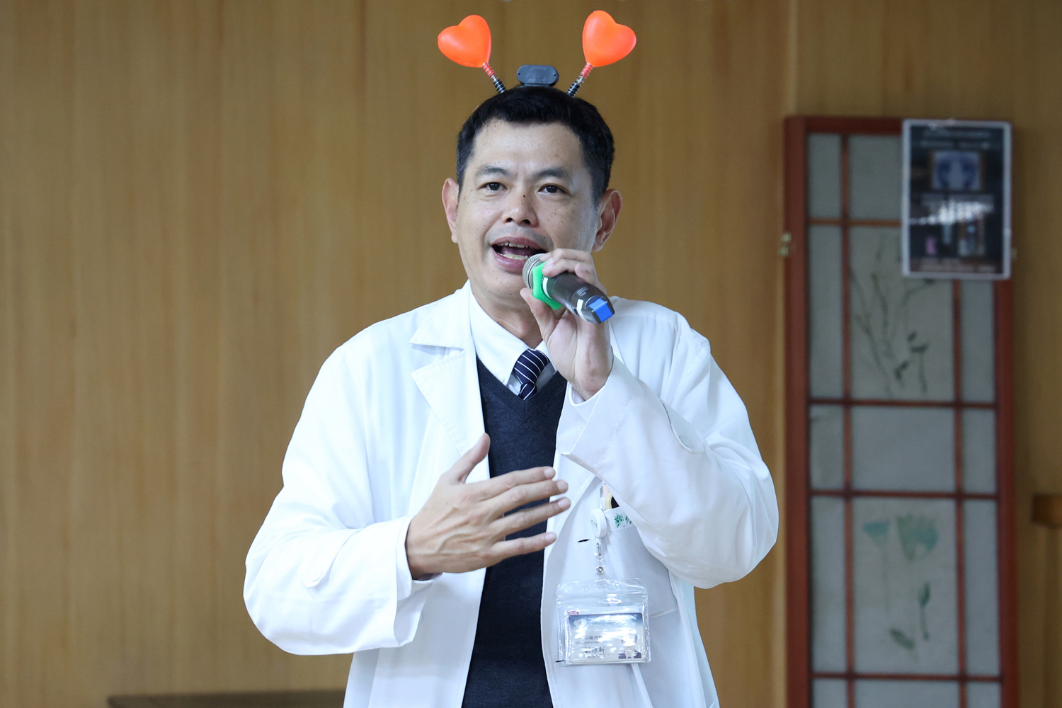 心臟內科心功能檢查室主任劉維新鼓勵病友充實醫學知識以自利利人,所謂「久病成良醫」,這樣不僅能照顧自己,也能守護身邊的人。