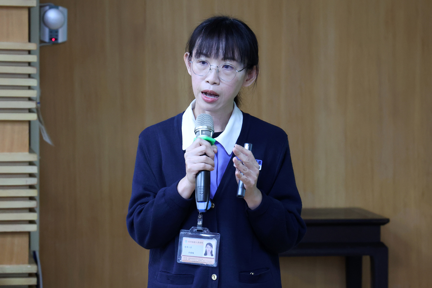 長照護理師吳霜梅指出,長照2.0提供居家服務、輔具租借,以及交通接送服務,民眾可撥打1966專線諮詢。而針對80歲以上長者,現已放寬申請外籍看護的標準,希望能減輕少子化家庭的照護壓力。