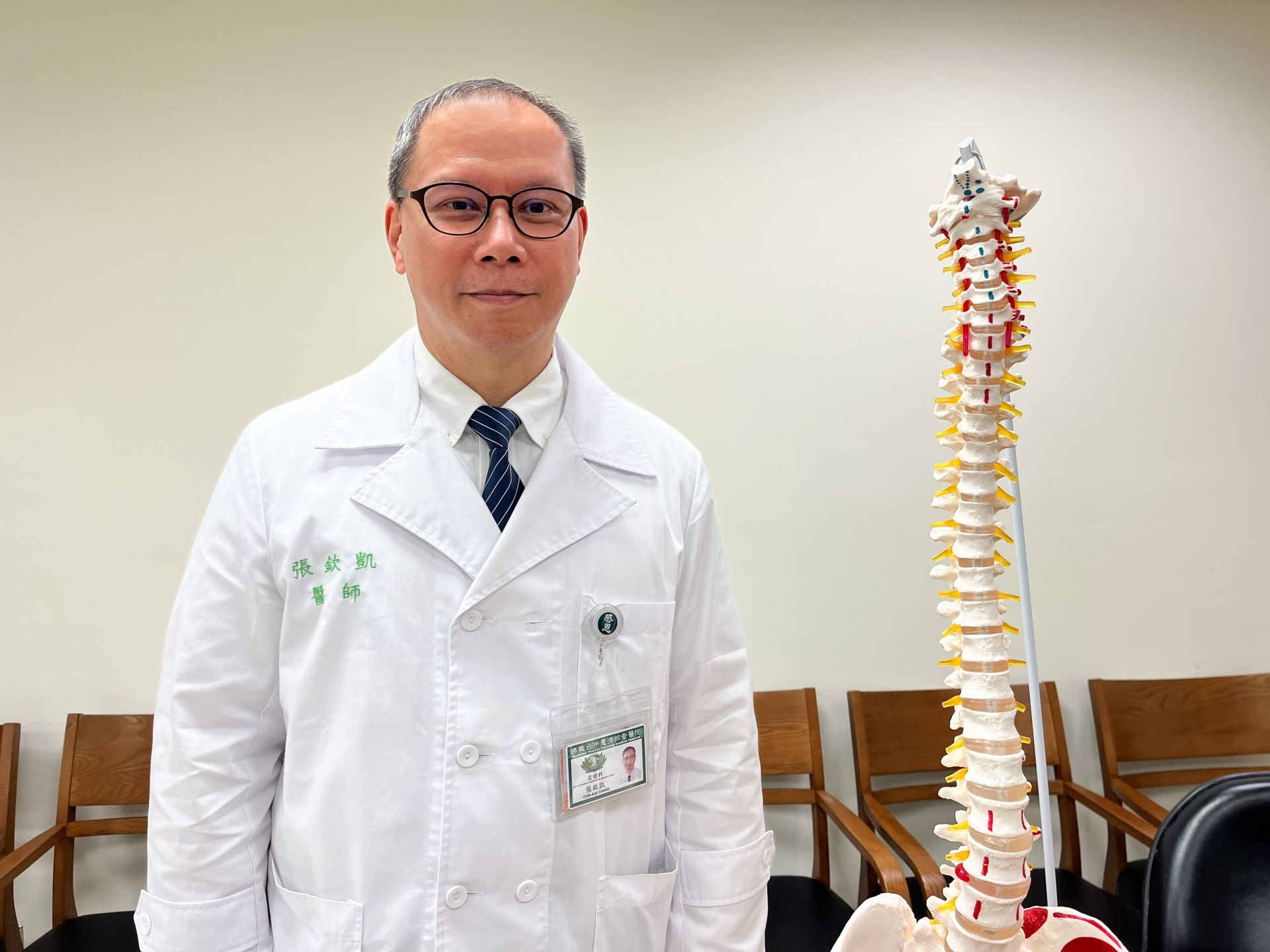 復健醫學部醫師張欽凱守護長輩的健康。