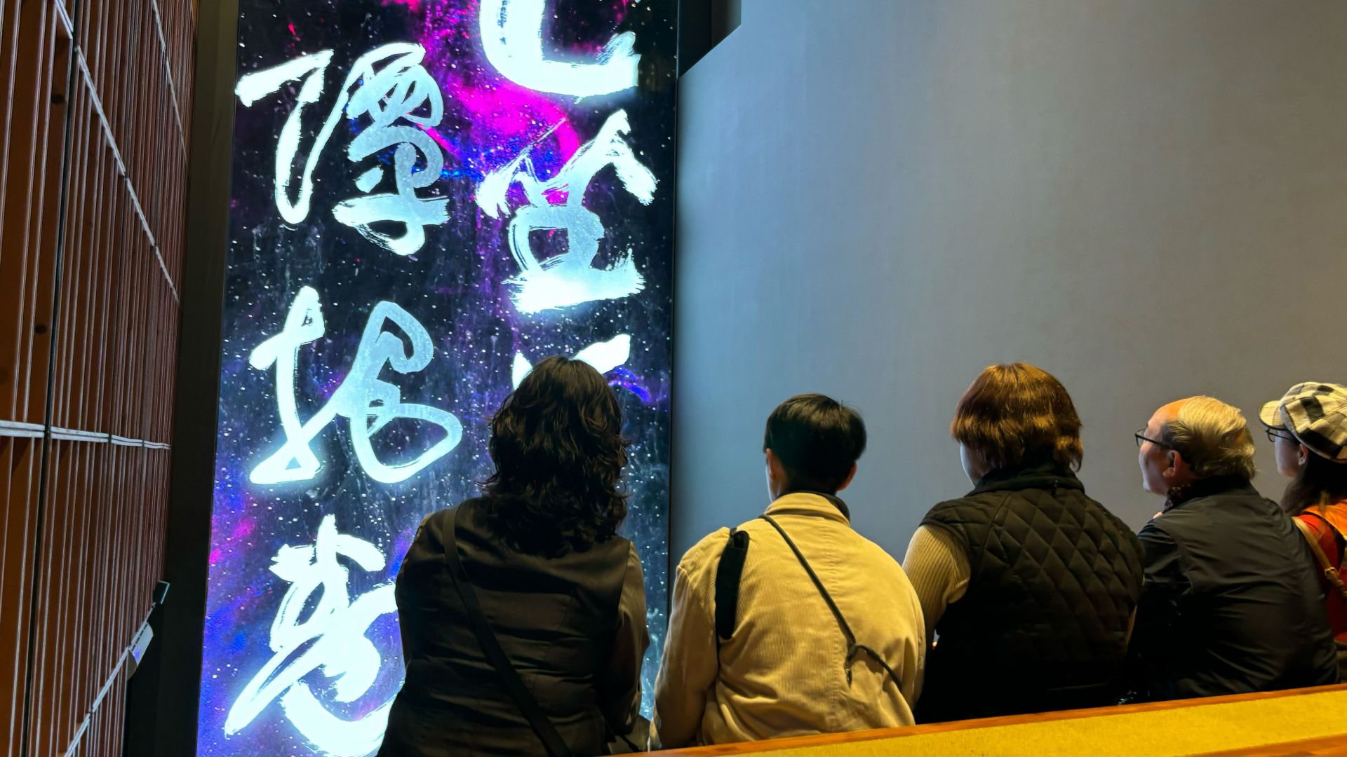 民眾認真欣賞展覽