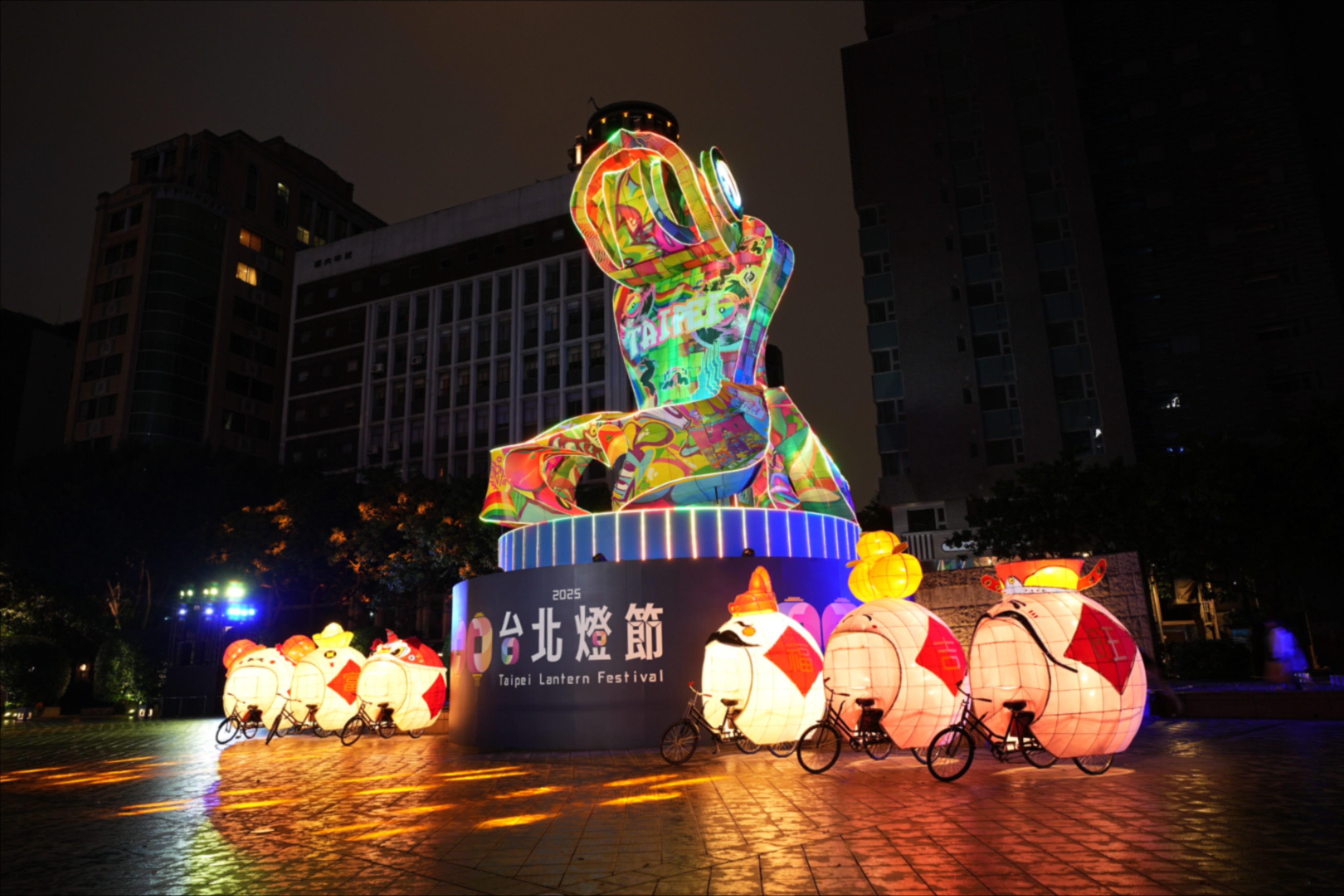 主燈「福蛇豆豆」旁的「六小福」元宵湯圓,以不同吉祥福氣餡料帶給市民團圓美滿的佳節祝福。