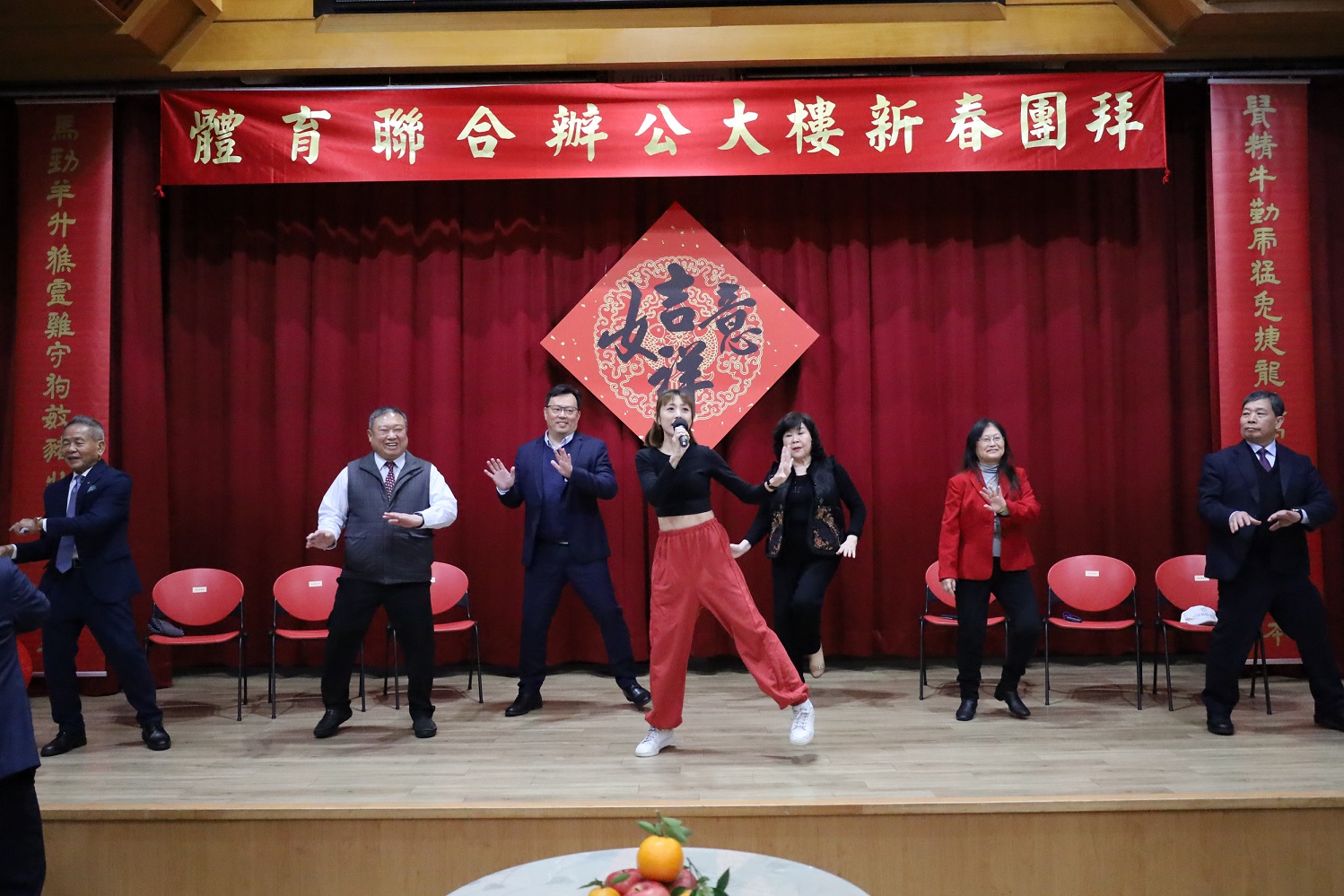 小龍年新春開工第一天,教育部體育署今日上午於體育聯合辦公大樓辦理新春團拜,特別安排健身操,帶領大家以運動開啟嶄新的一年。